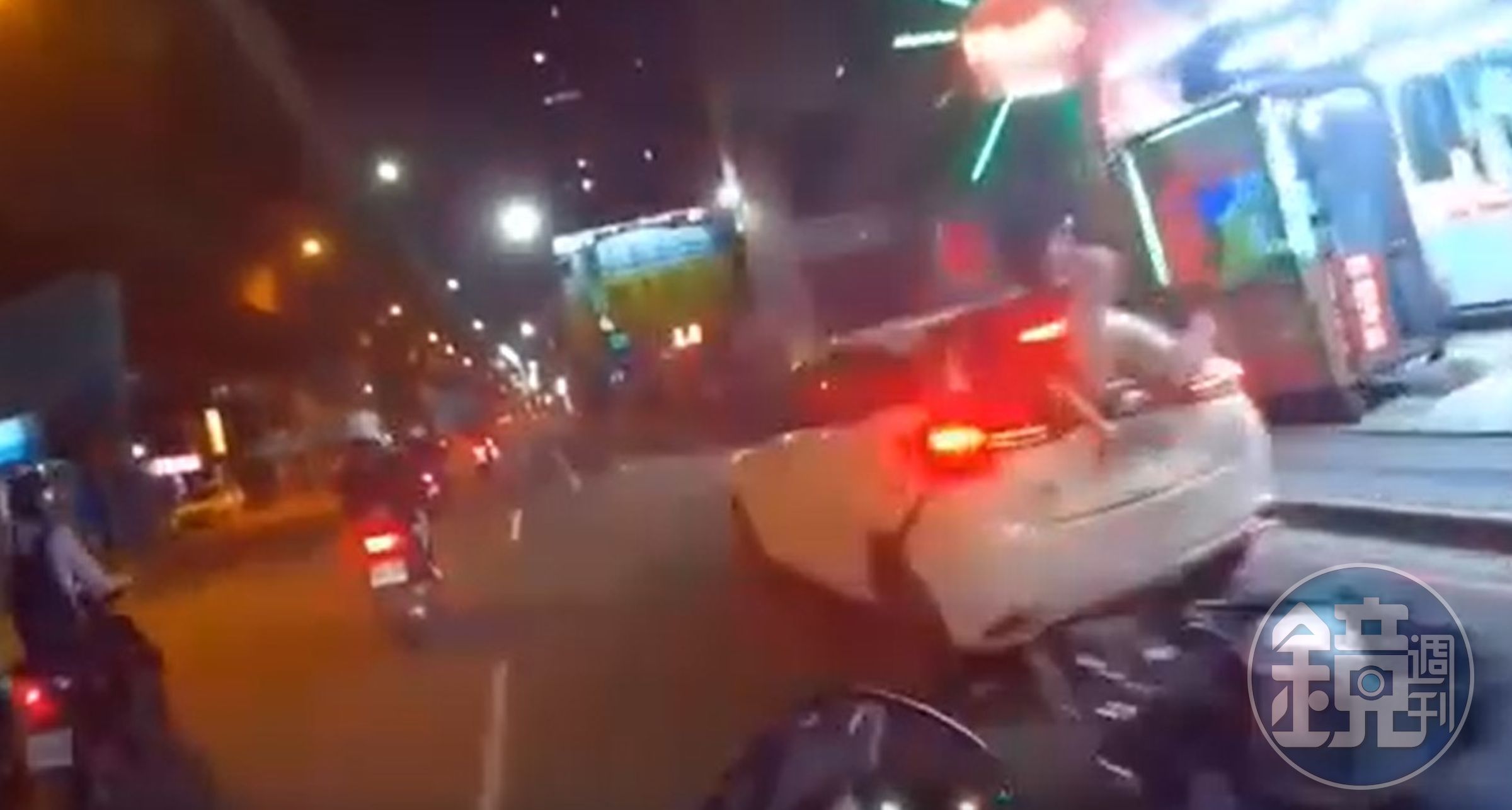 三重女騎士撞上違停轎車，半個身體插進後車廂。（翻攝自臉書社團●【爆廢公社二館】●）