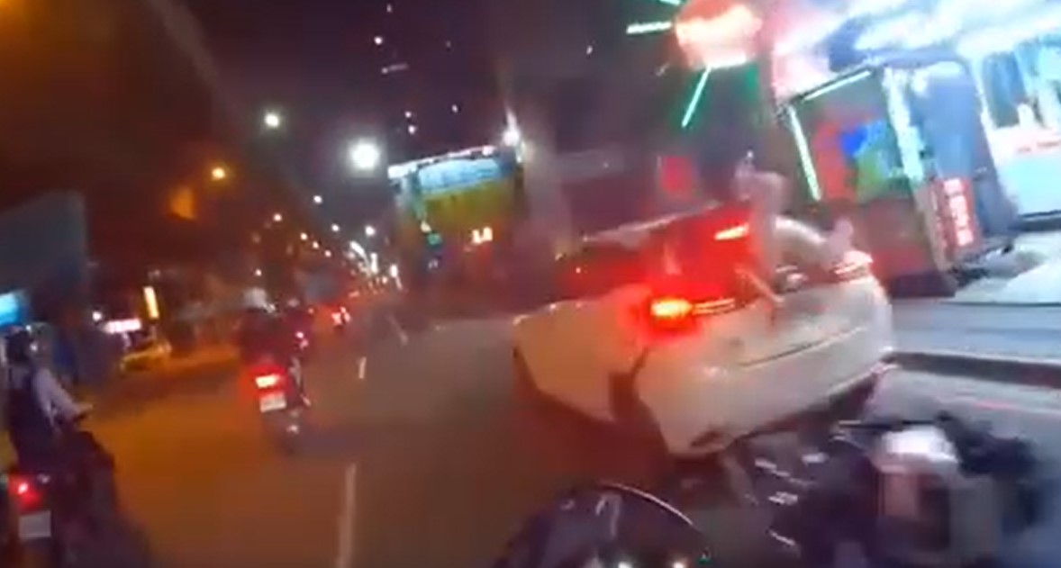 三重女騎士撞上違停轎車，半個身體插進後車廂。（翻攝自臉書社團●【爆廢公社二館】●）