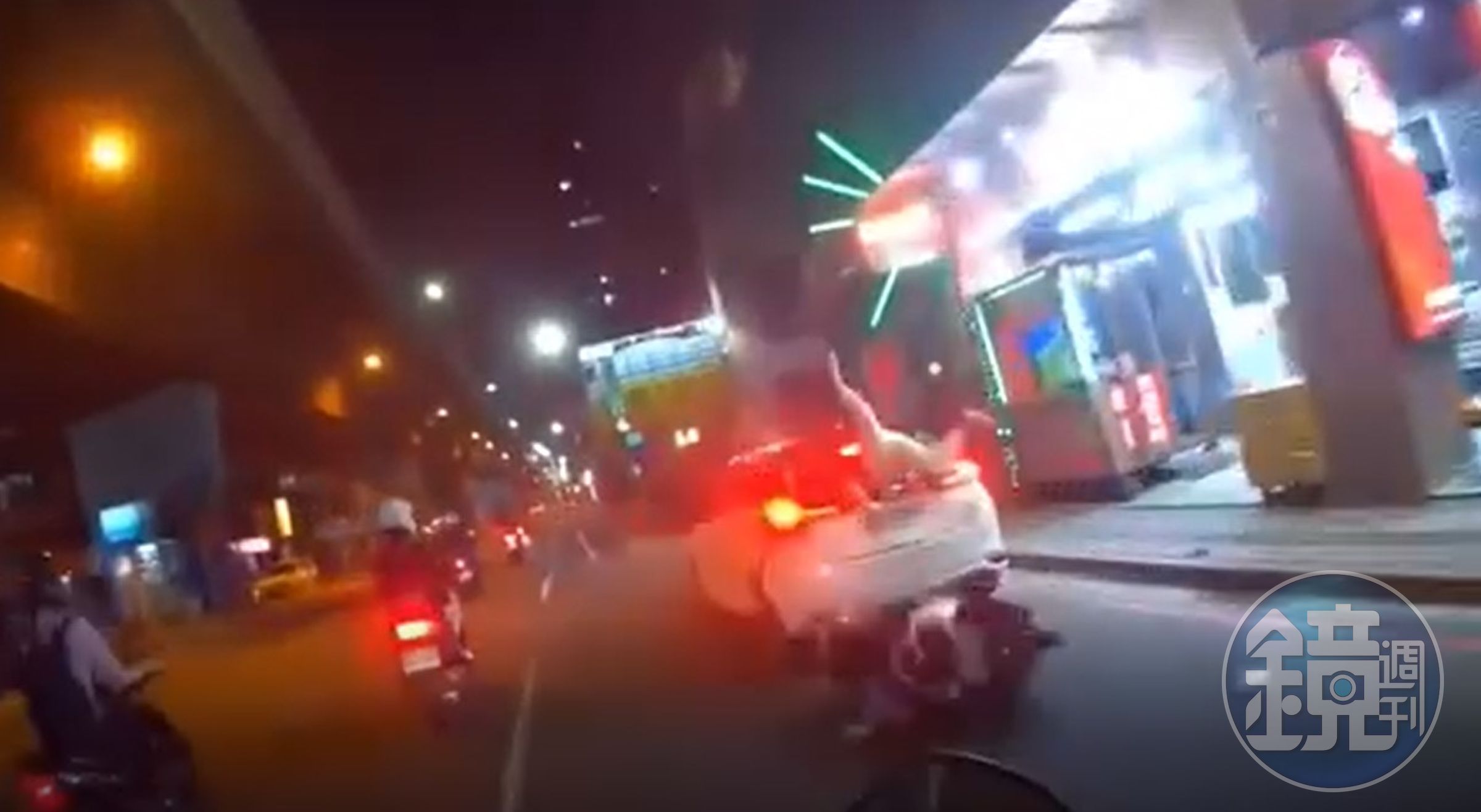 三重女騎士撞上違停轎車，半個身體插進後車廂內。（翻攝自臉書社團●【爆廢公社二館】●）