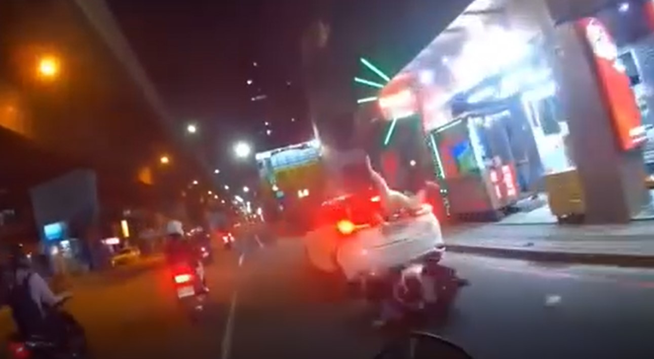 三重女騎士撞上違停轎車，半個身體插進後車廂內。（翻攝自臉書社團●【爆廢公社二館】●）