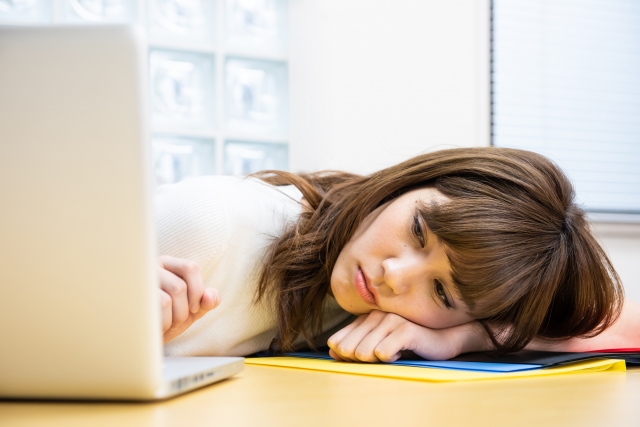 一名在銀行上班的女行員表示，自己因為上班穿著規定，私密處反覆感染很崩潰。（示意圖，photo-ac）