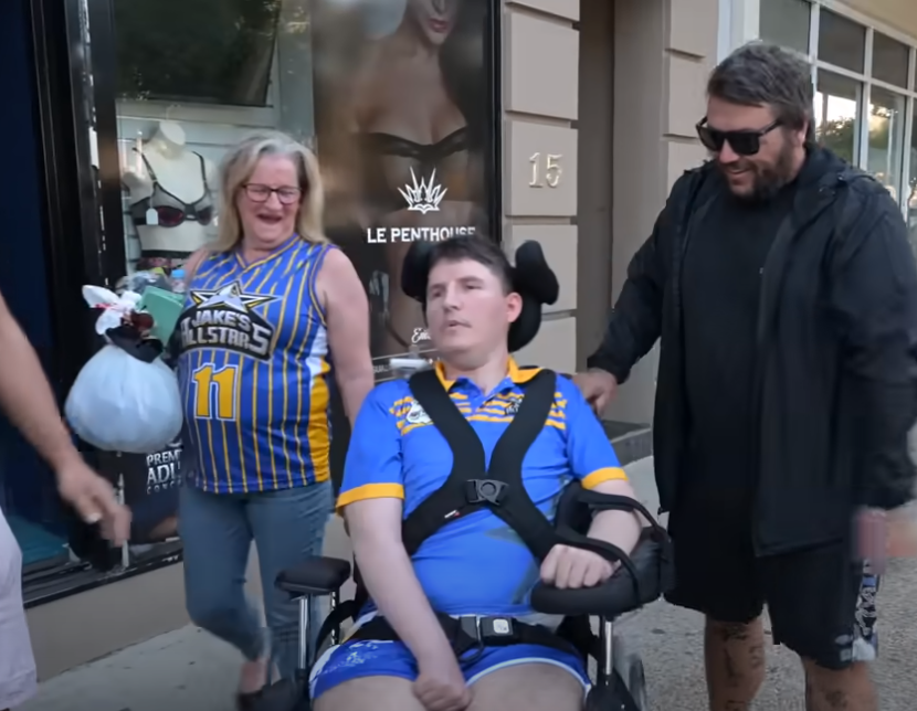 澳洲男癱瘓12年無性生活，媽媽帶他去妓院解決性需求。（圖：Willem Powerfish Youtube）