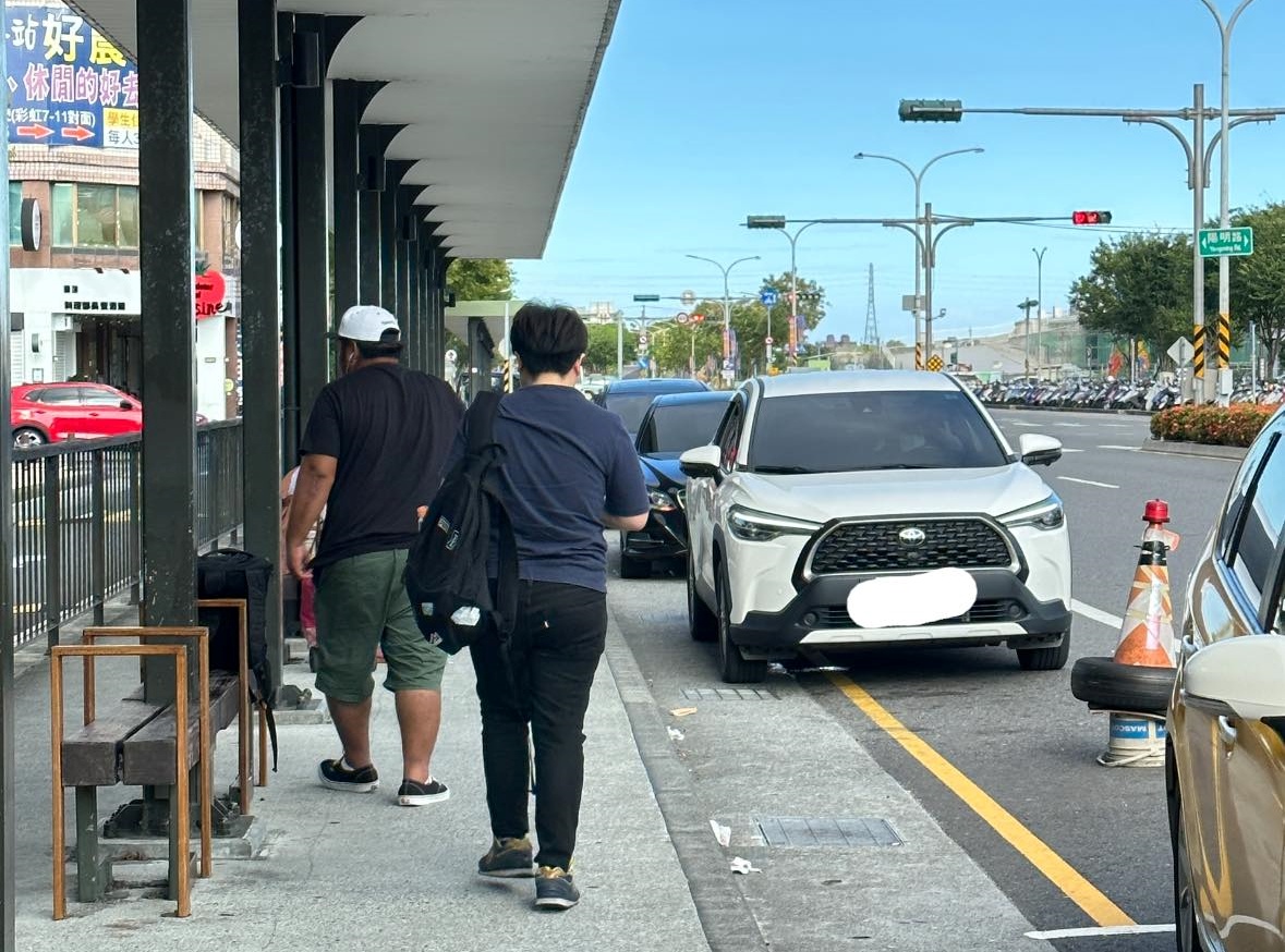 一名女子遇上ATM故障領不出現金乘車，湊巧遇到好心的路人協助，讓她覺得相當暖心。（翻攝自臉書社團《宜蘭知識+》）