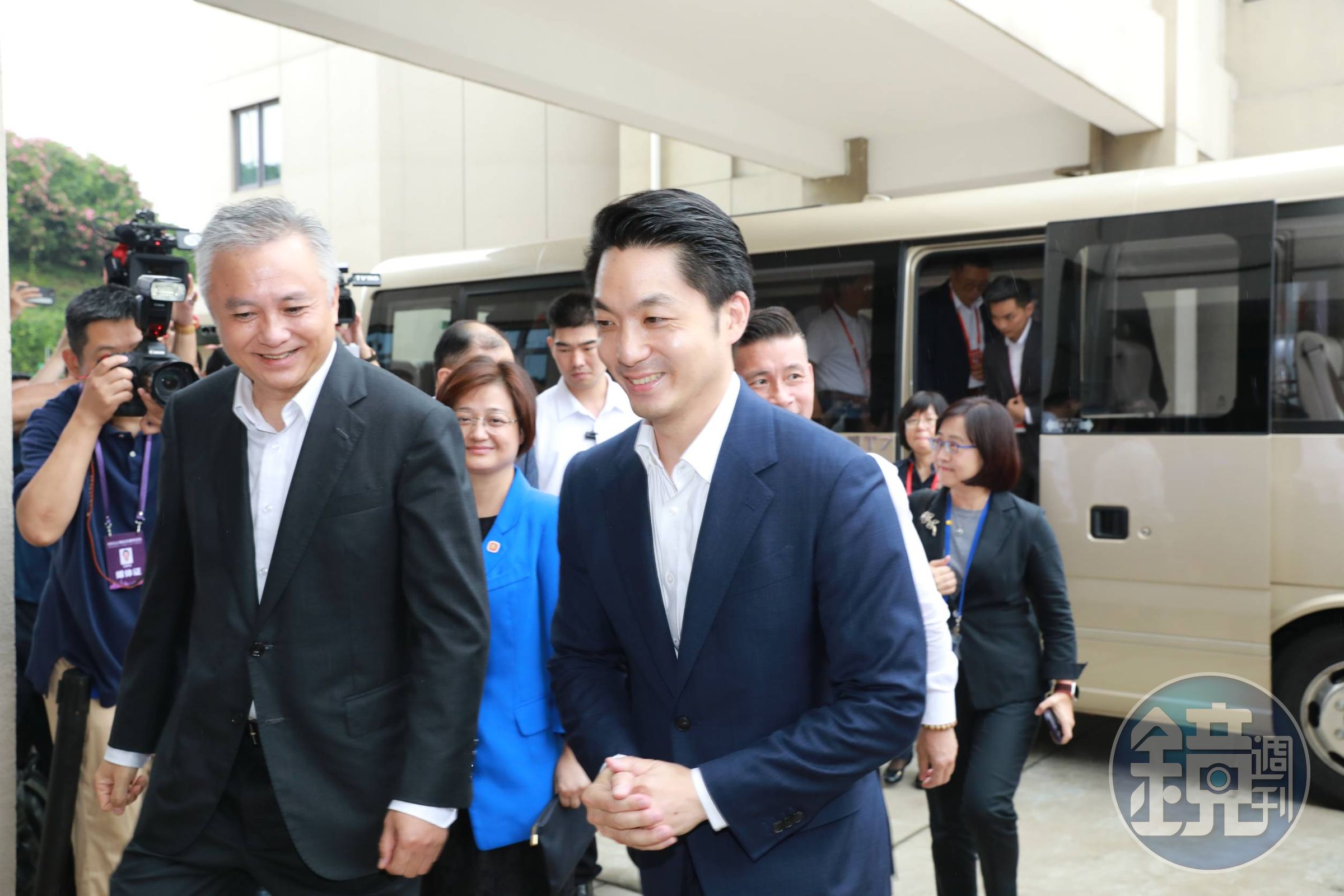 蔣萬安(右)今前往上海參加雙城論壇,但中共不給面子,仍出動共機、共艦騷擾台海。