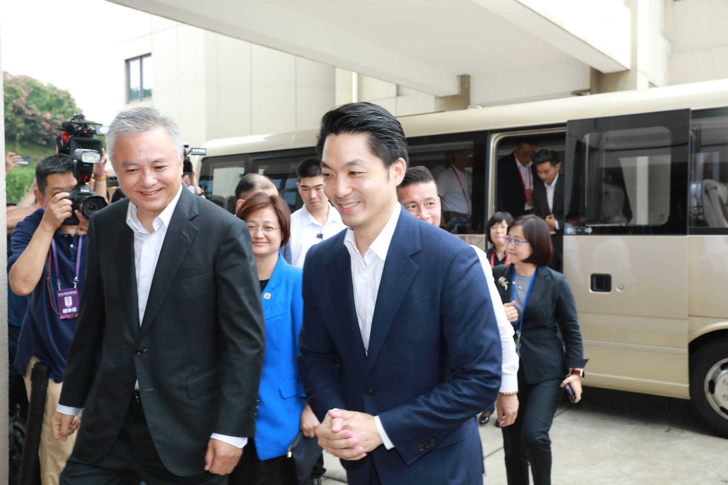 蔣萬安（右）今前往上海參加雙城論壇，但中共不給面子，仍出動共機、共艦騷擾台海。