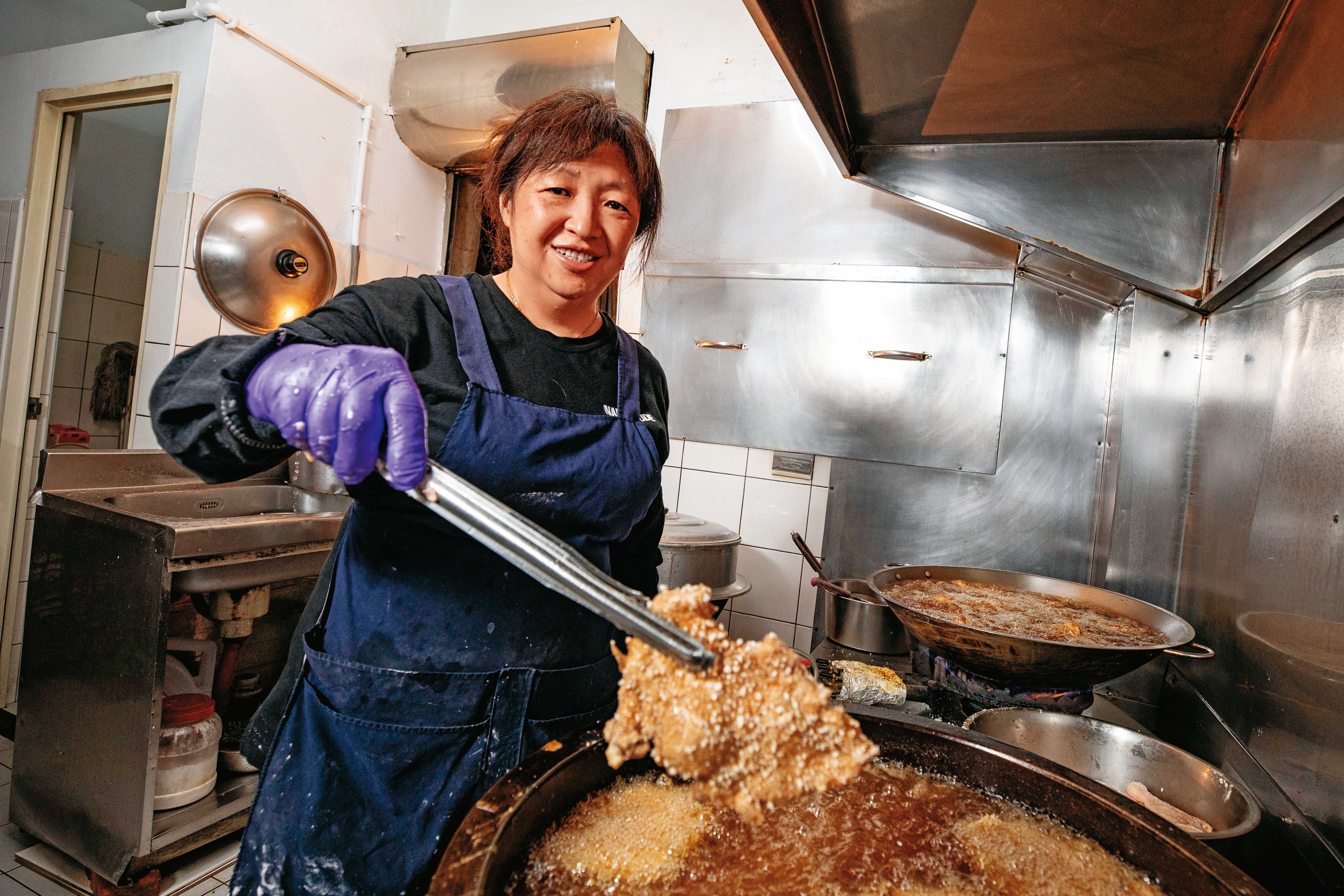 原為補教老師的李玉潔，16年前在眾人詫異下離職，跟丈夫一起接手天天鮮排骨飯。