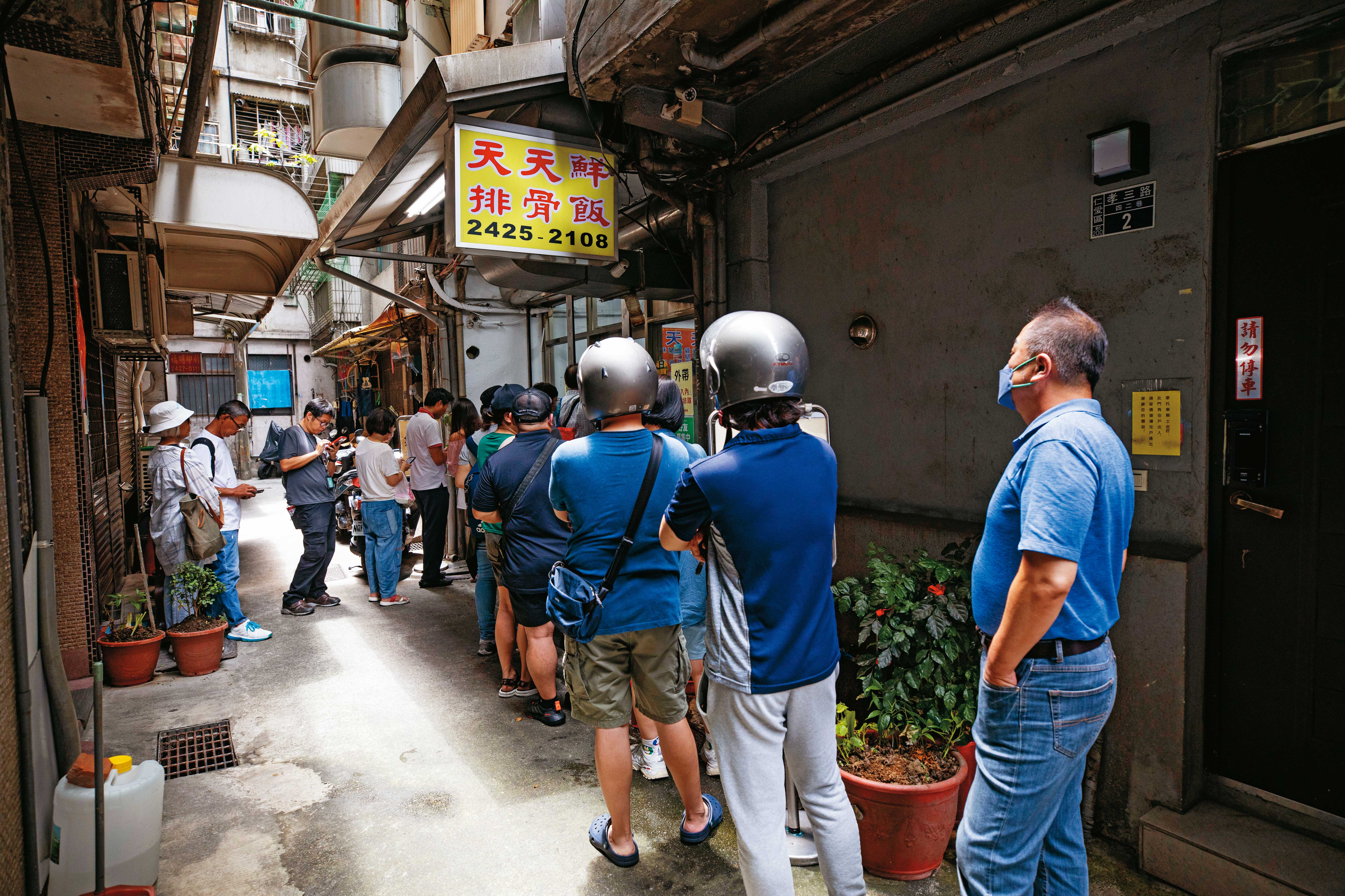天天鮮排骨飯是基隆名店,原本就很受歡迎,戲劇加持下,排隊人龍愈來愈長。