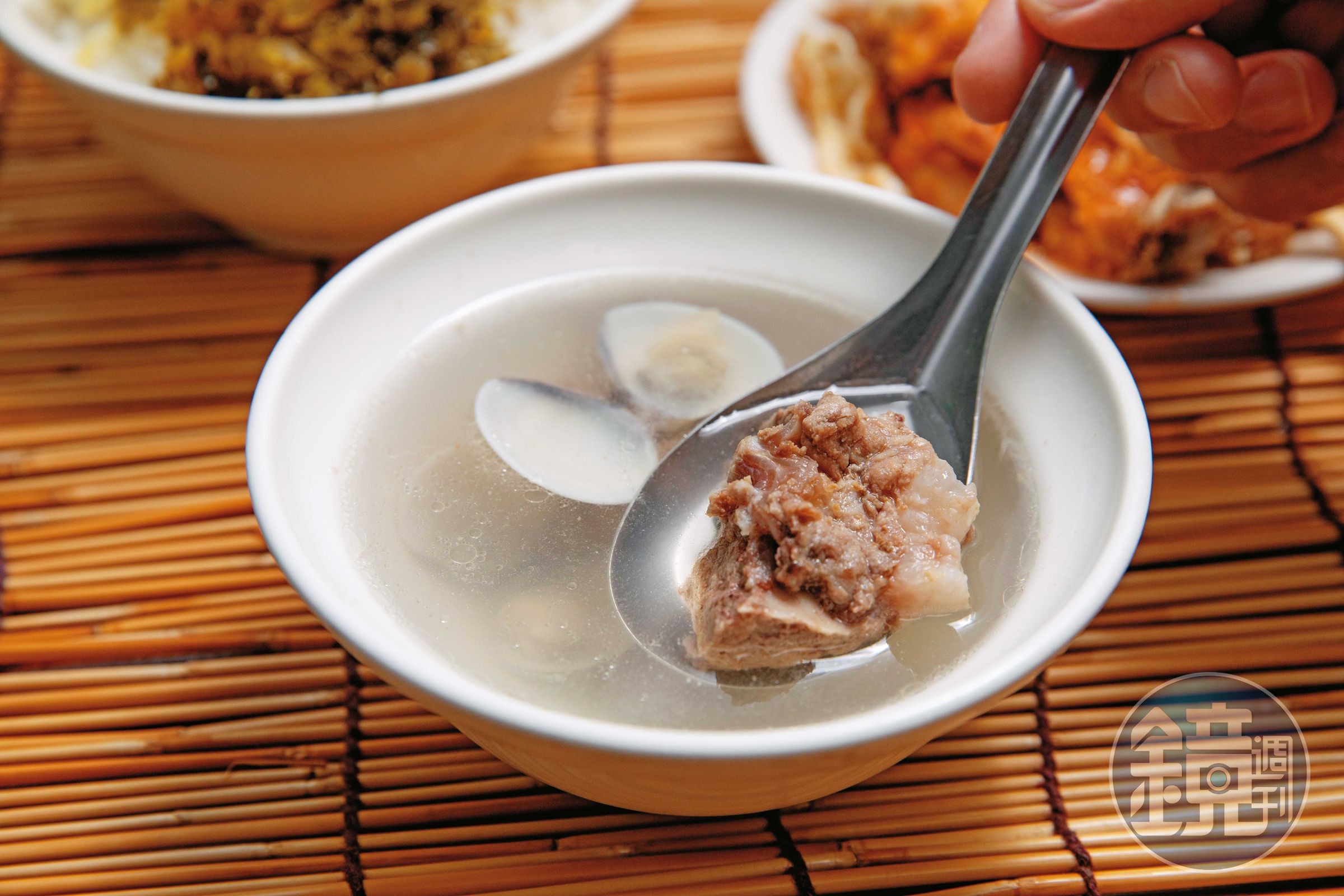 豬骨湯加入蛤蠣,喝來爽口鮮甜,搭配炸物主食,可以減輕油膩感。(10元/碗)