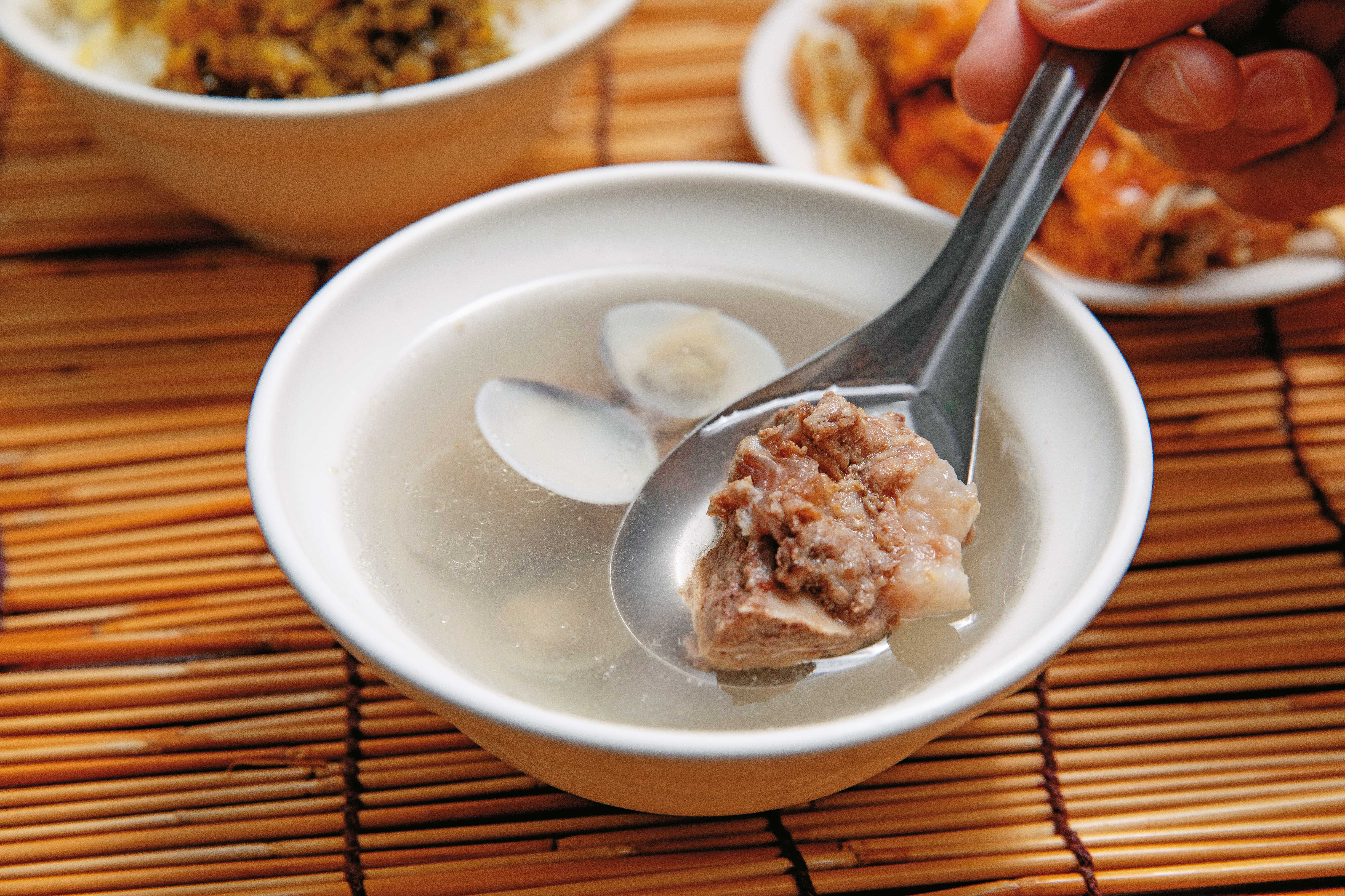 豬骨湯加入蛤蠣,喝來爽口鮮甜,搭配炸物主食,可以減輕油膩感。(10元/碗)