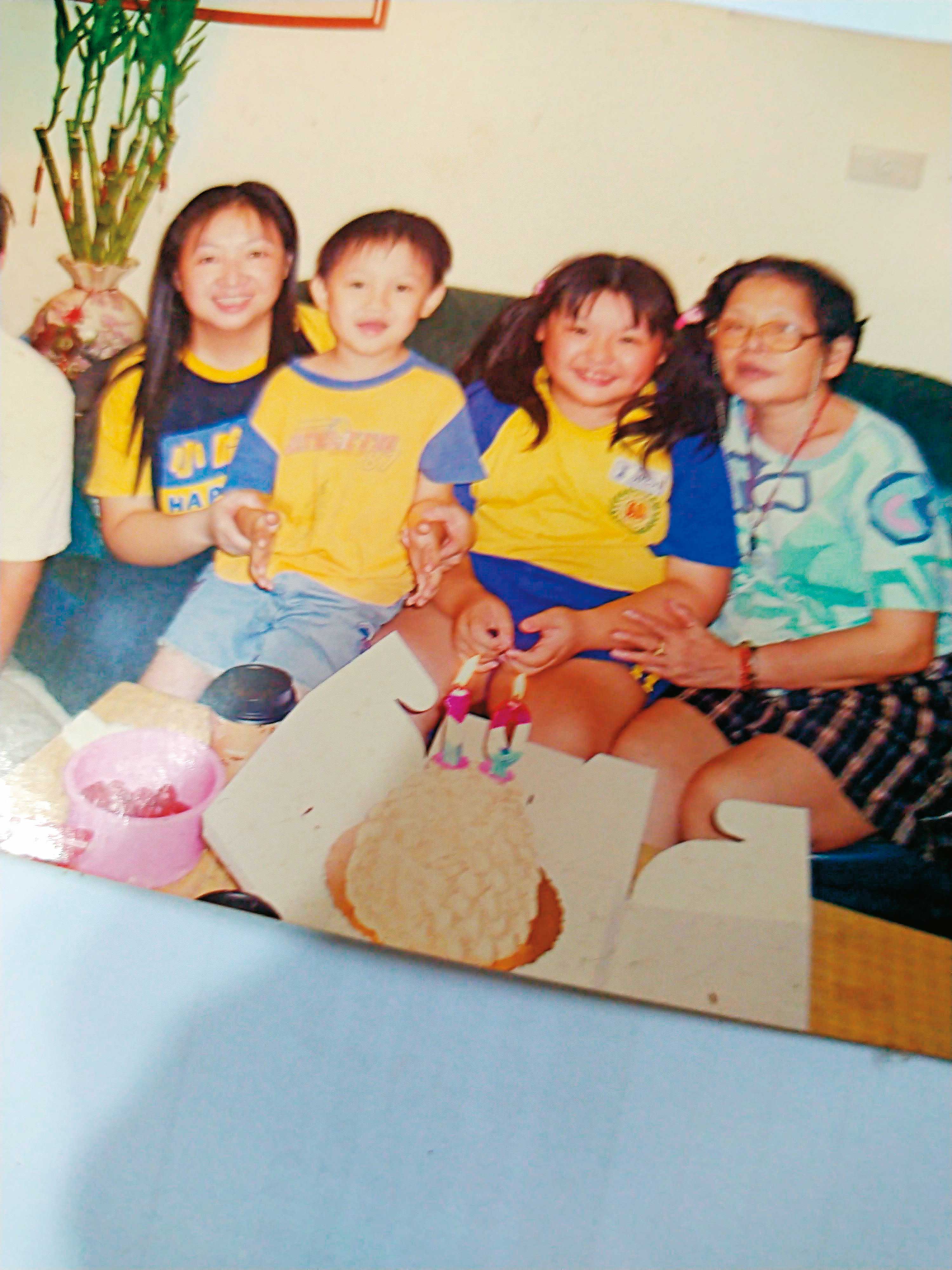 李玉潔(左)和婆婆陳周美子(右)感情很好,當年是婆婆手把手教學醃、炸排骨。(李玉潔提供)