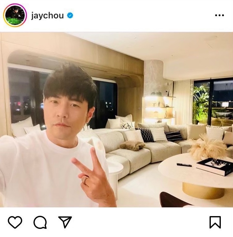 周杰倫自拍曾曝光家中的進口沙發。（翻攝自周杰倫IG）