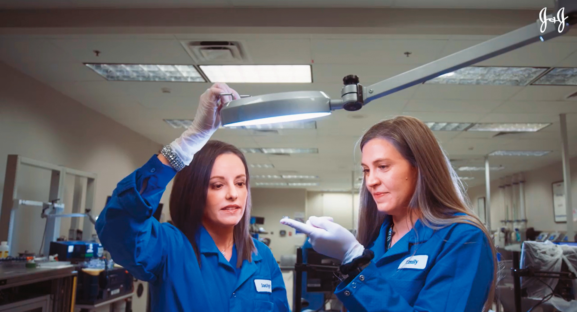 隱形眼鏡龍頭嬌生歷經十多年研發，成功開發出可治療眼睛過敏的隱形眼鏡，為業界帶來重大突破。（翻攝acuvue官網）