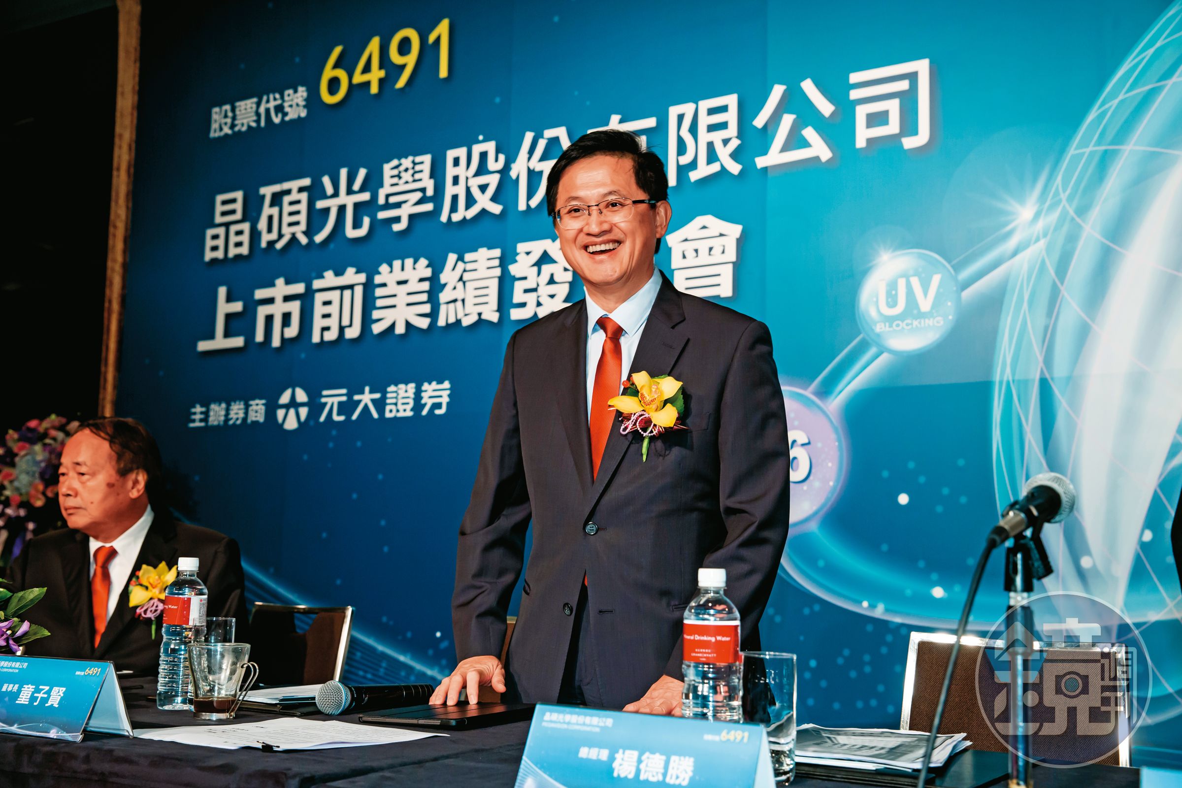 考量藥用隱形眼鏡臨床投入成本高,晶碩務實地先從保健維他命應用切入,腳步領先同業。圖為晶碩母公司和碩董事長童子賢。