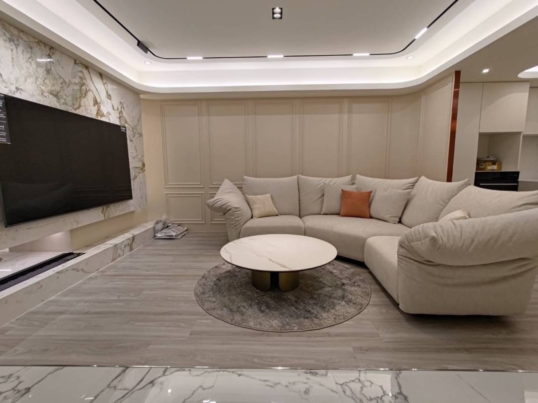 小A辣斥資800萬裝潢大安區中古公寓，其中沙發和周杰倫家同款，要價25萬元。（小A辣提供）