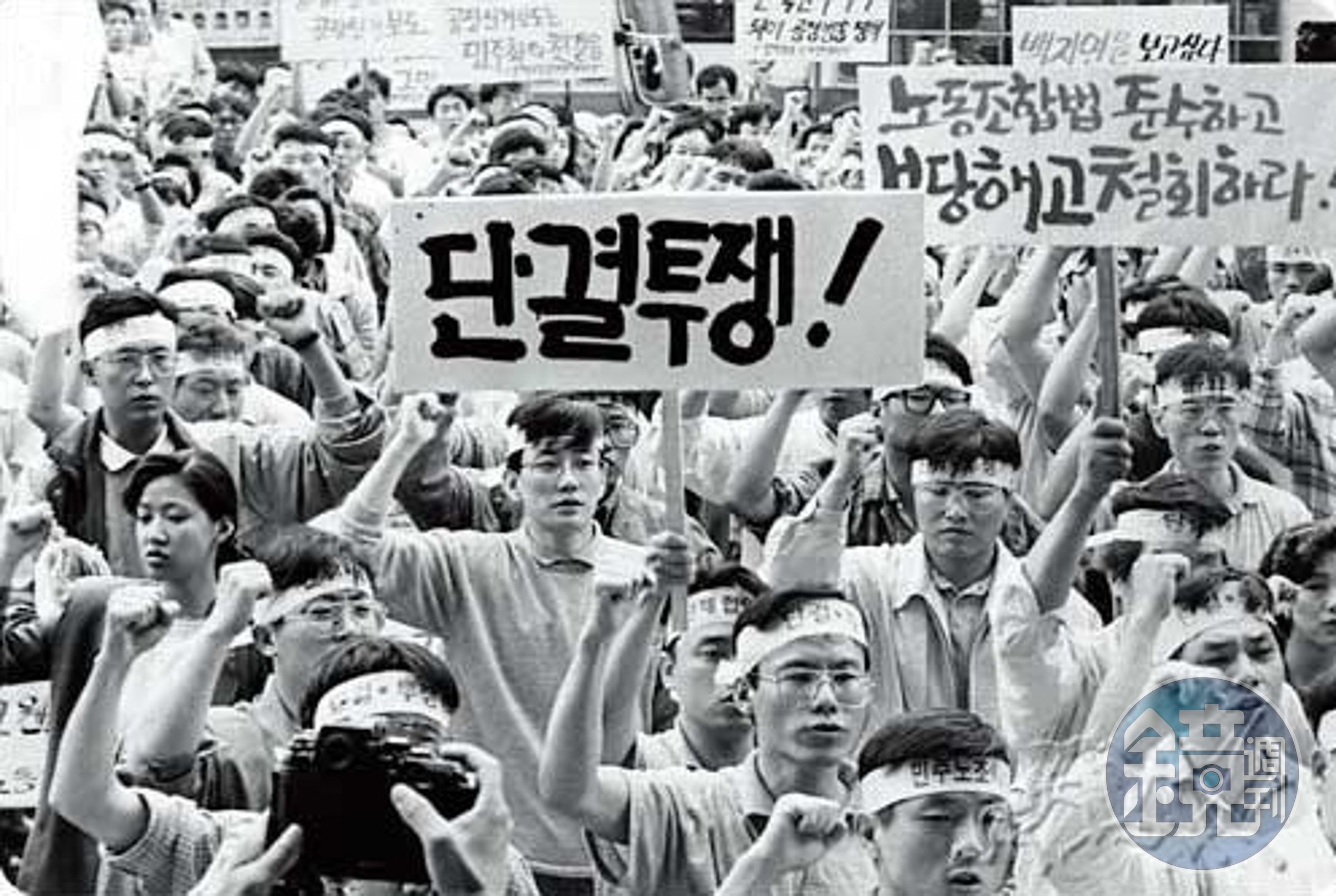 韓國在1987年民主化運動後,報社與電視台紛紛成立工會,當時在《MBC》任職的孫石熙也積極參與。(翻攝自namu.wiki)