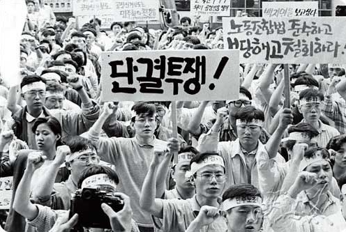 韓國在1987年民主化運動後，報社與電視台紛紛成立工會，當時在《MBC》任職的孫石熙也積極參與。（翻攝自namu.wiki）