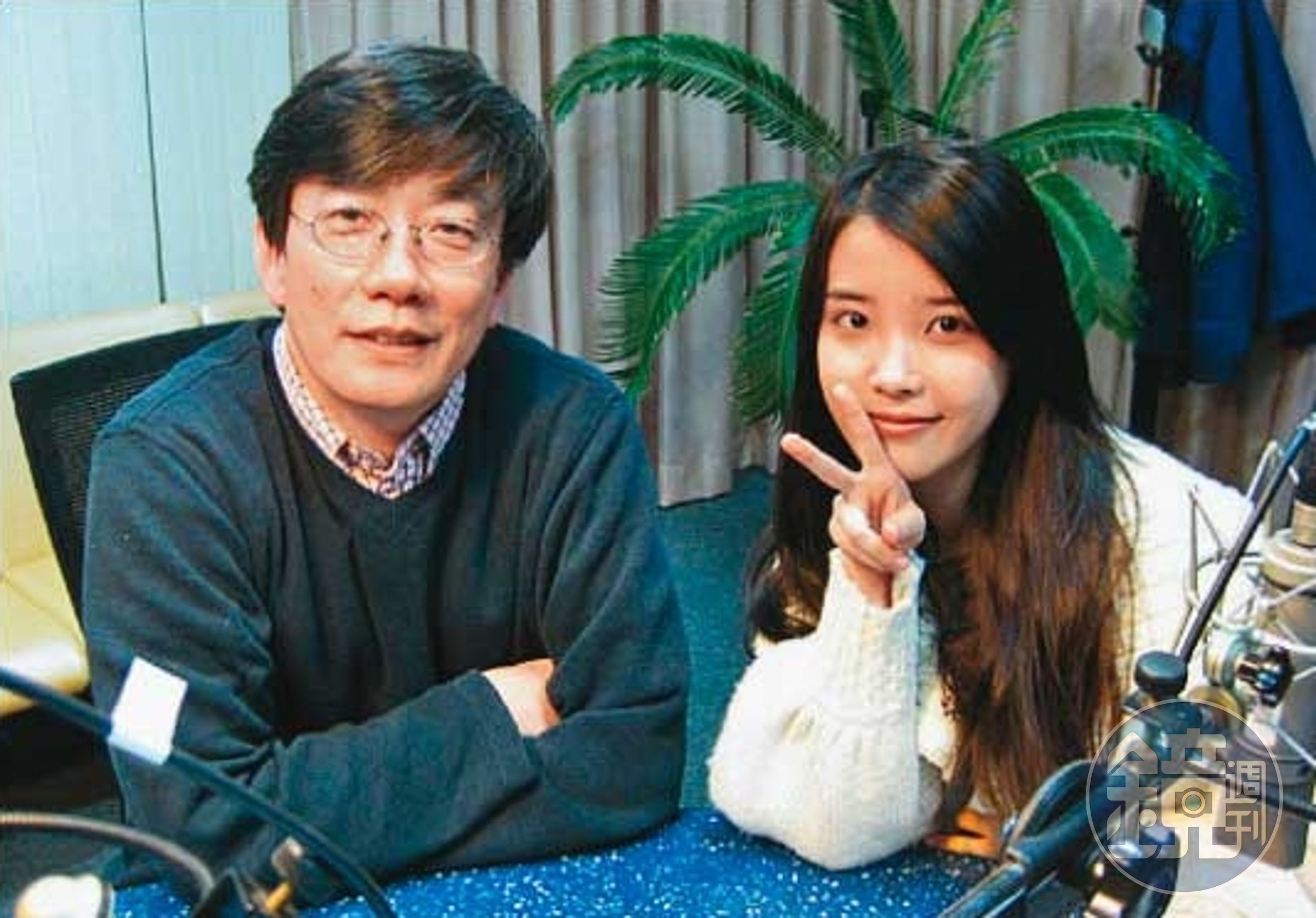 韓國政要與明星幾乎都接受過孫石熙(左)訪問,包括藝人IU(右)。(翻攝自網路)