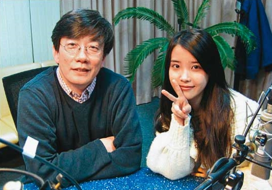 韓國政要與明星幾乎都接受過孫石熙（左）訪問，包括藝人IU（右）。（翻攝自網路）