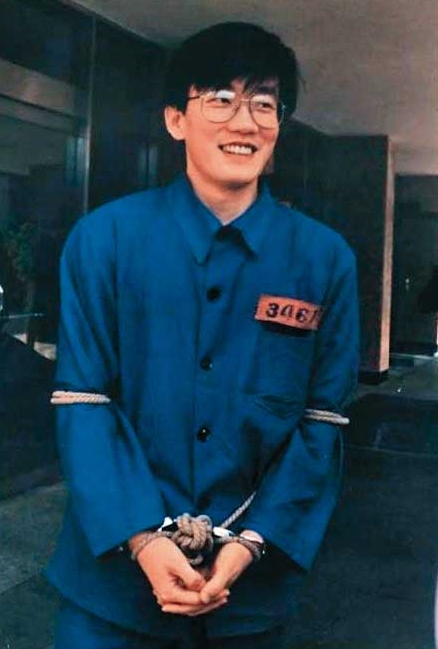 1992年，便衣警察突破工會防線，拘捕包括孫石熙等多位《MBC》罷工執行部成員，孫石熙應訊被戴上手銬、黃繩綑綁的照片（圖），隔日張貼在首爾市區，成為民眾連署、募款的助力。（翻攝自namu.wiki）