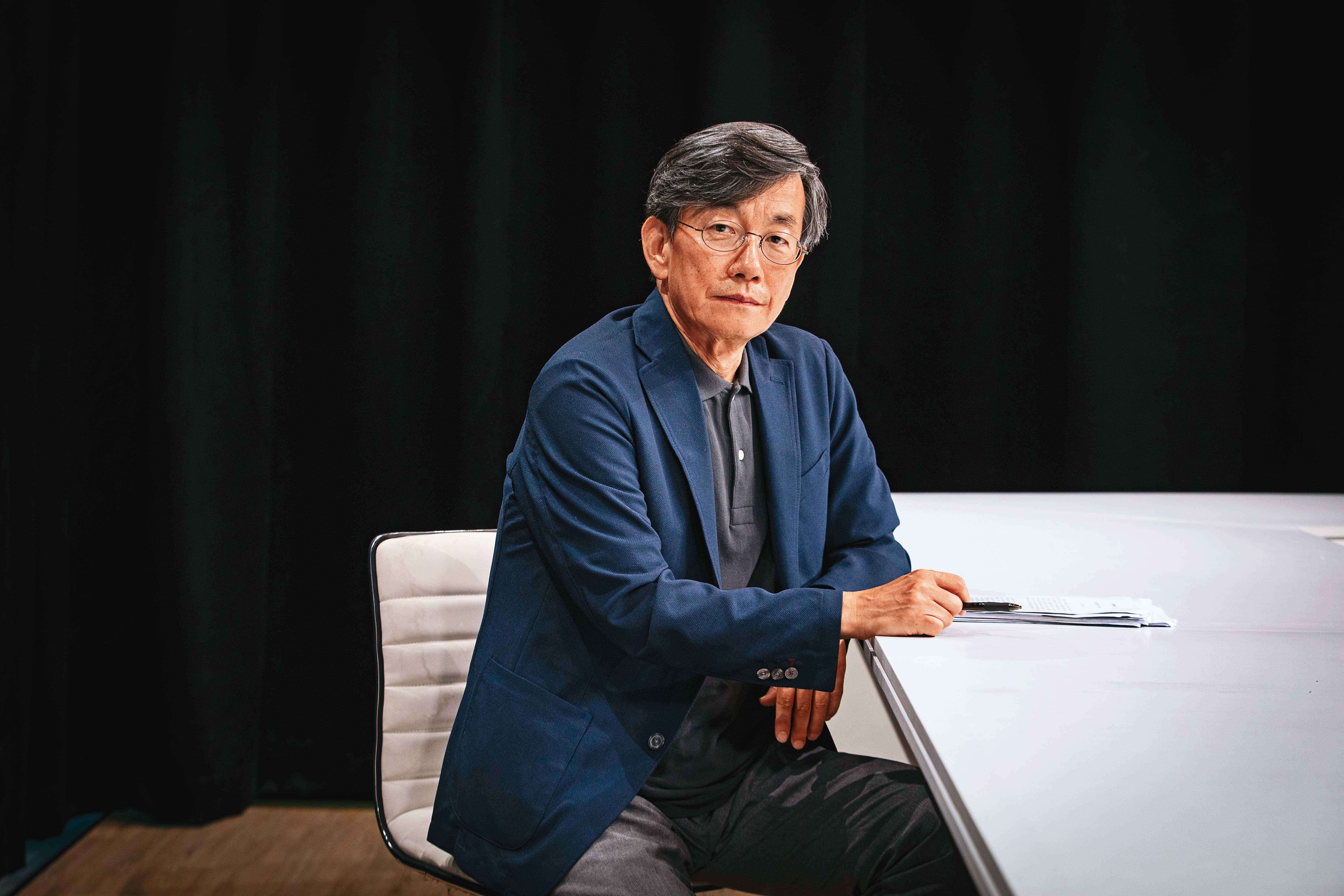 孫石熙以不化妝與冷靜犀利的訪談風格聞名，韓國影視《恐怖直播》《Argon》《迷霧》等主播角色皆以他為原型。