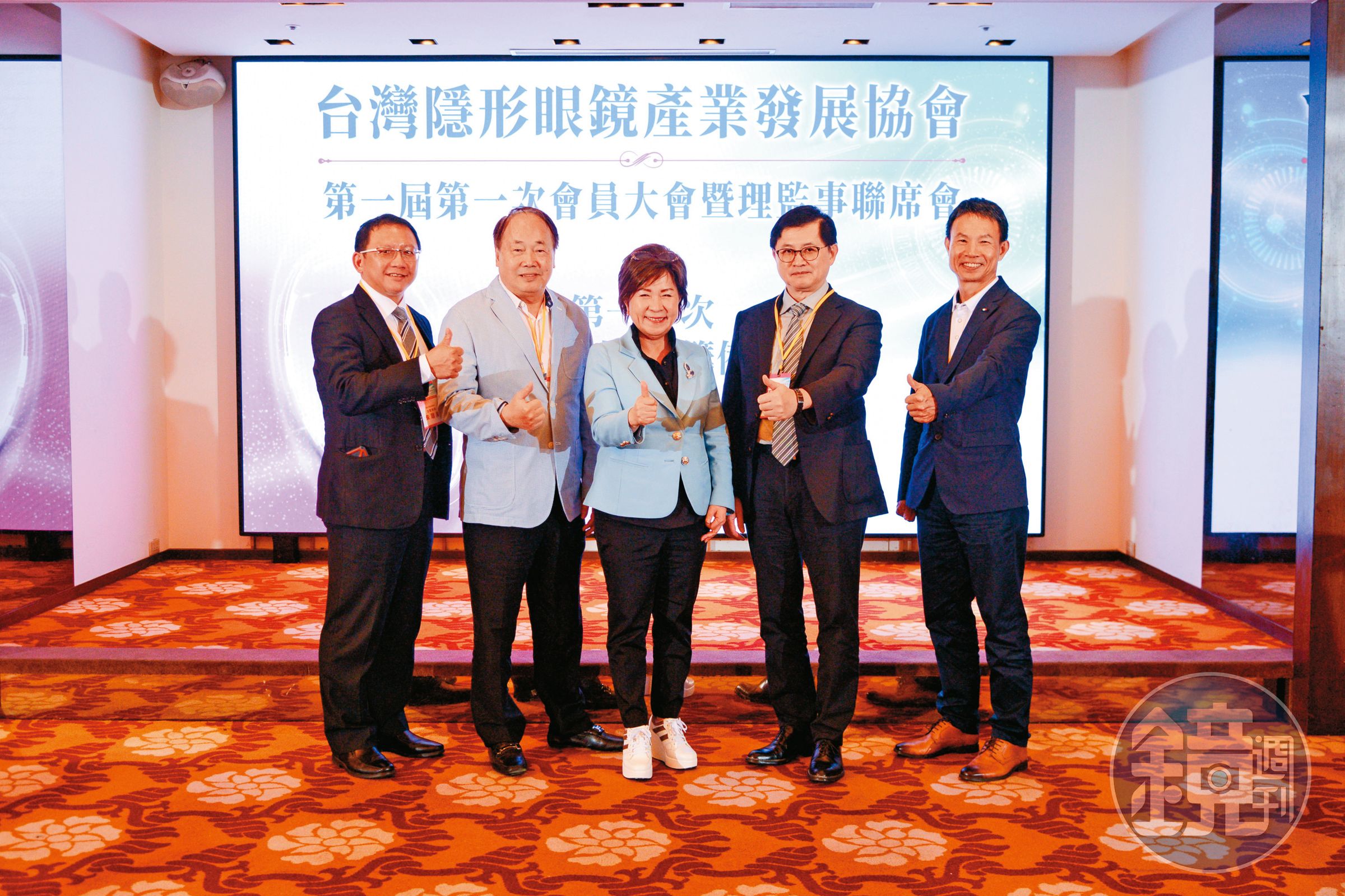 瞄準帶藥隱形眼鏡這塊新藍海，台灣隱形眼鏡產業發展協會今年成立，合力搶灘。右2為首屆理事長童子賢。（晶碩提供）
