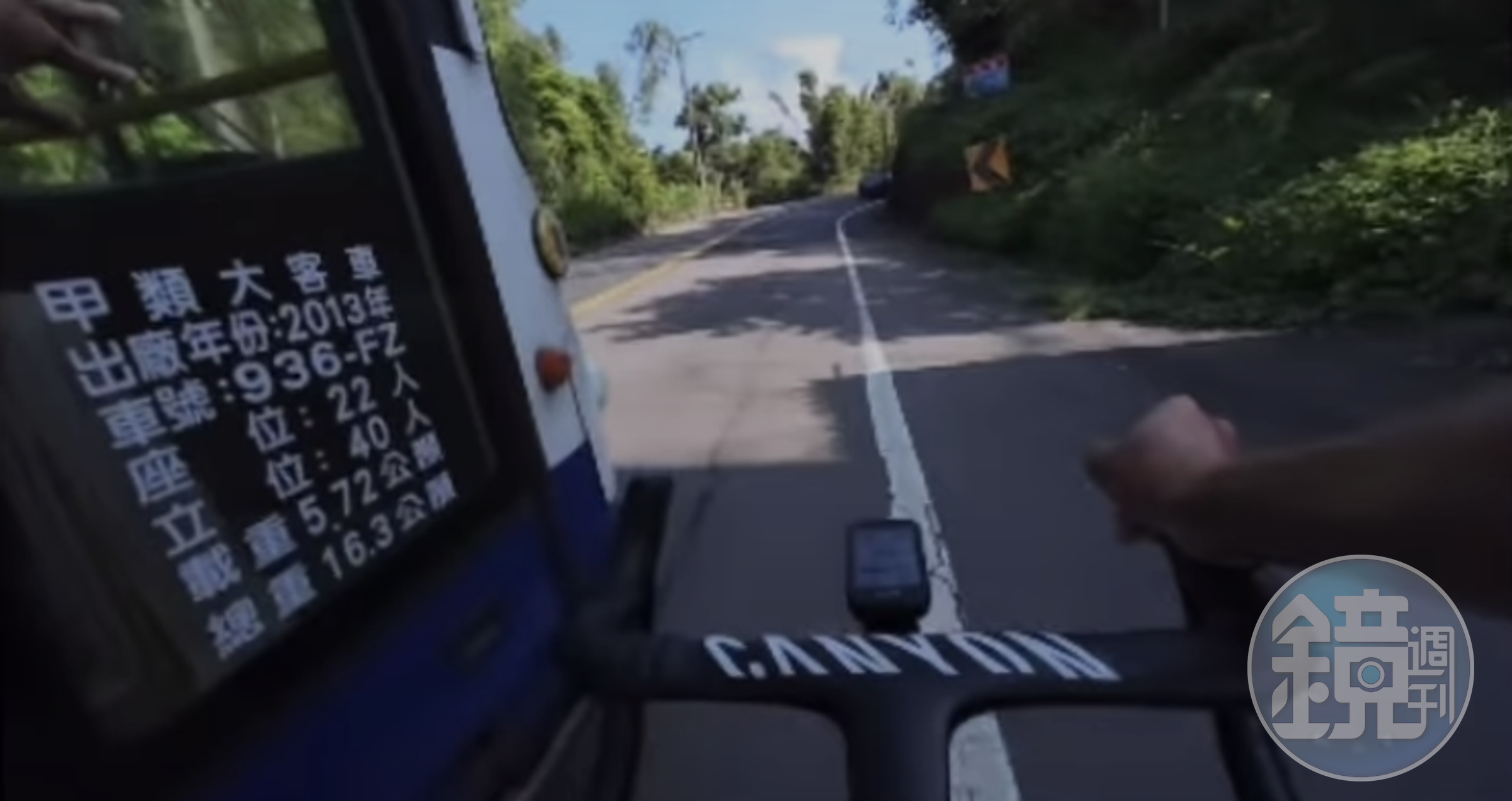 淡水客運駕駛逼自行車,還用擴音器辱罵騎士。(翻攝自臉書)