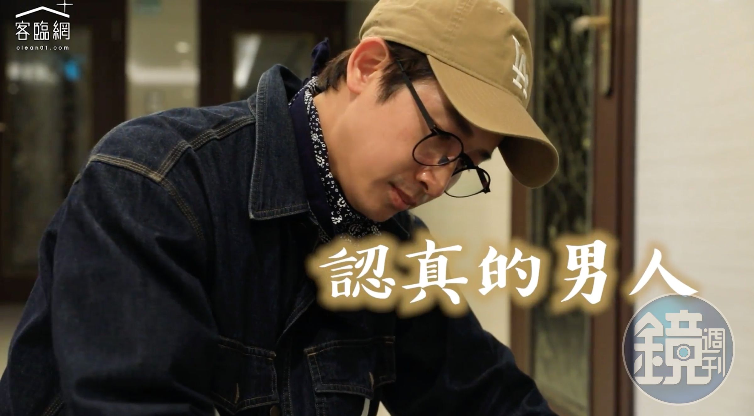 Darren表示平時就很愛手作相關領域,還特別向夥伴學習換鎖。(翻攝自詹千雁YT)