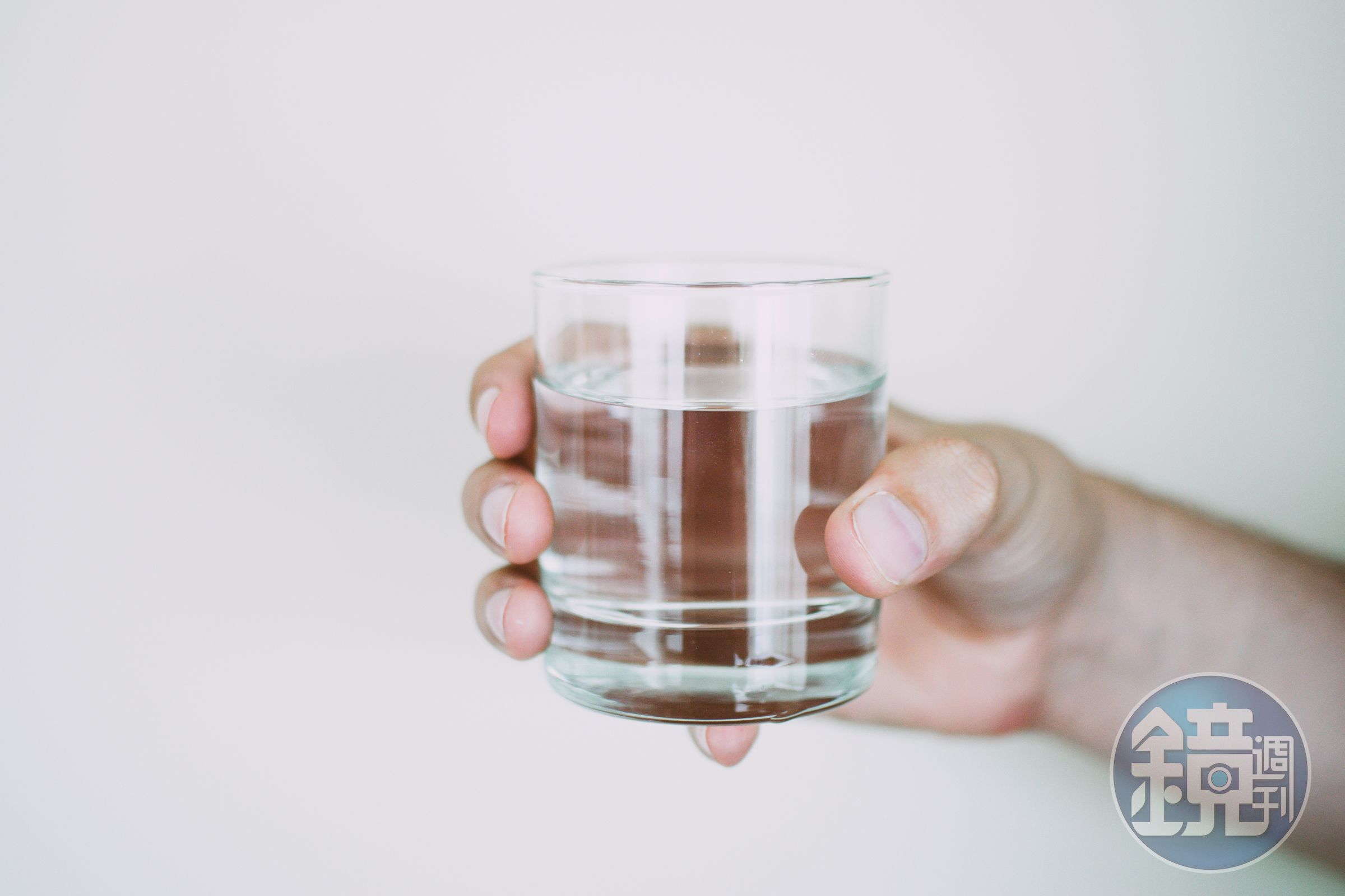 一名女子上班時誤飲「氫氟酸」,導致心跳停頓被送往醫院,昏迷52天後成為植物人。(示意圖,PEXELS)
