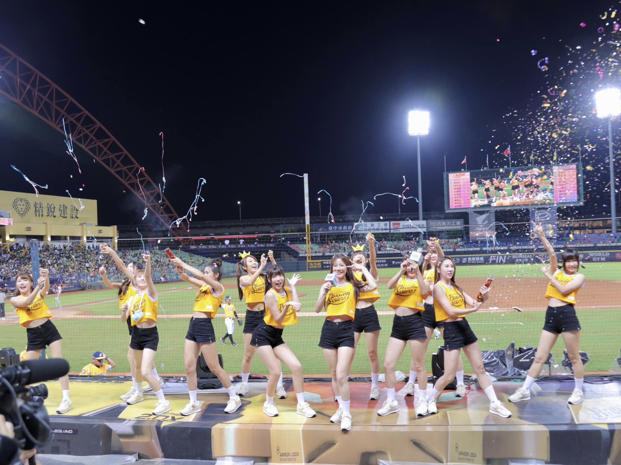 中信啦啦隊Passion Sisters在中場休息帶來勁歌熱舞，歌聲卻被球迷吐槽「耳朵流產了」。（翻攝自Passion Sisters 中信兄弟啦啦隊臉書）