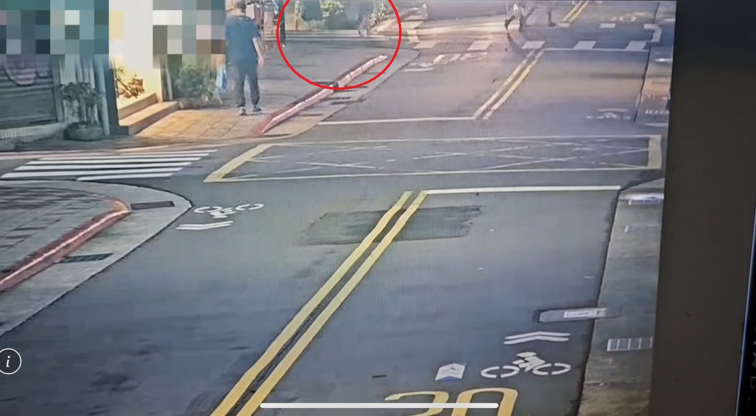 警方受理黃男報案，並調閱監視器釐清事發經過（紅圈）。（翻攝畫面）