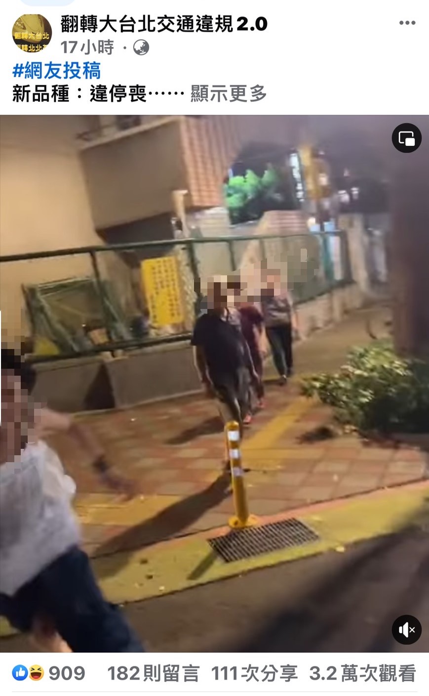 蔡女（左）不滿黃男拍照，衝下車將黃手機拍落。（翻攝自「翻轉大台北交通違規2.0」臉書）