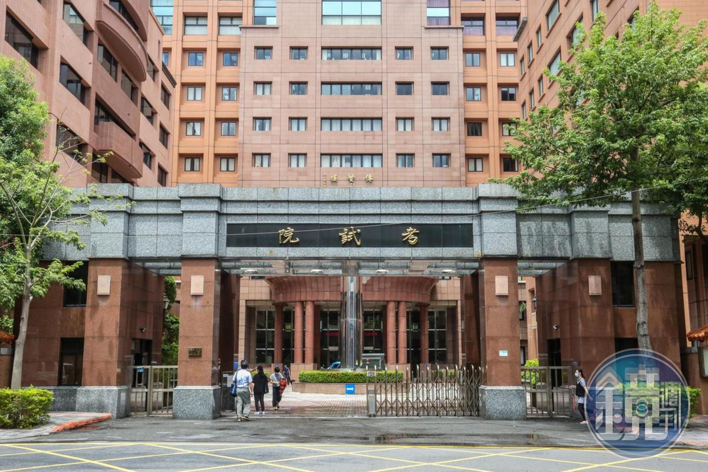網友想考公務員，詢問網友哪種公務員CP值最高。（本刊資料照）