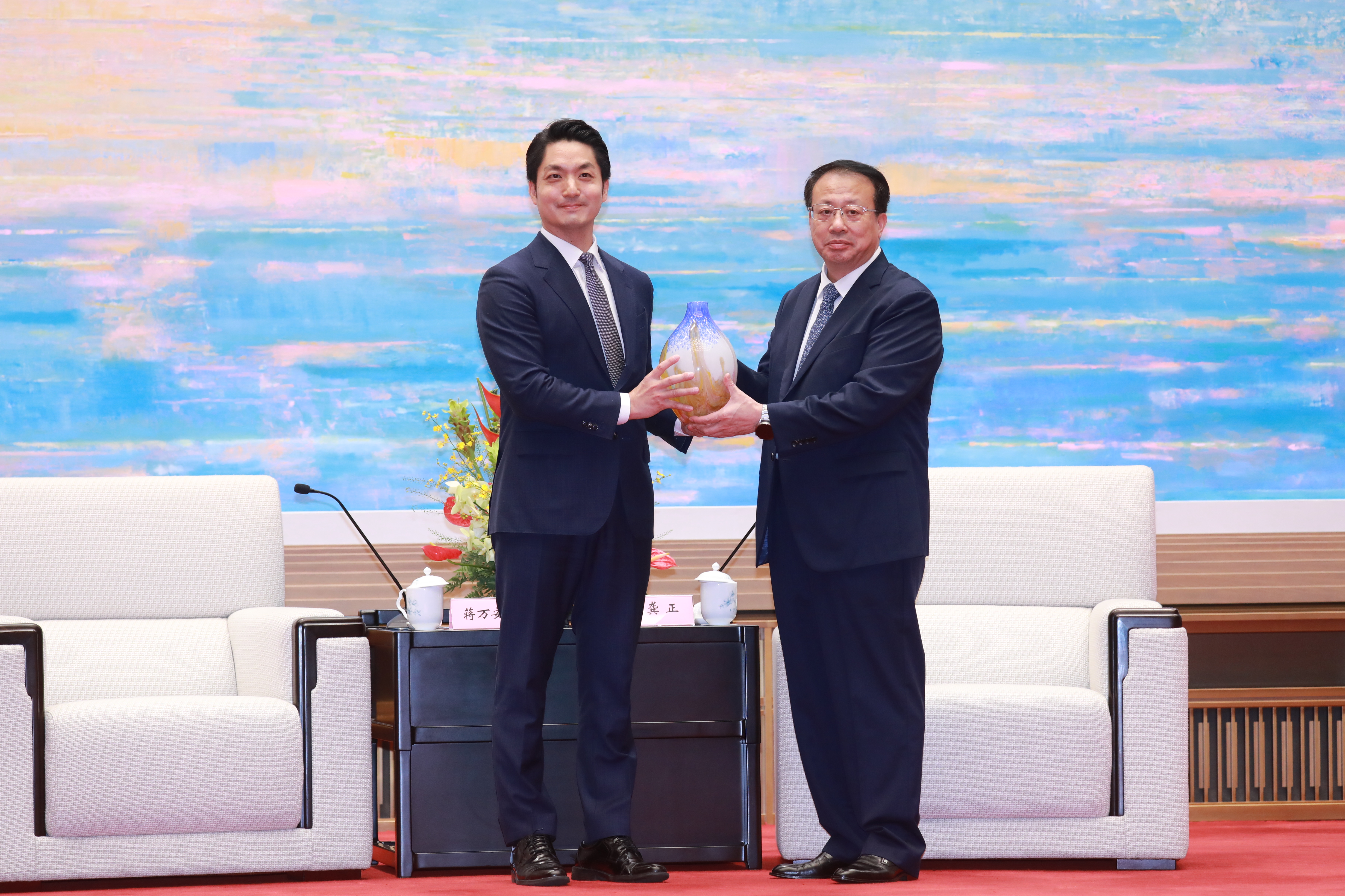 蔣萬安與上海市長龔正在上海虹口地區最新座標之一的「城市會客廳」會面。