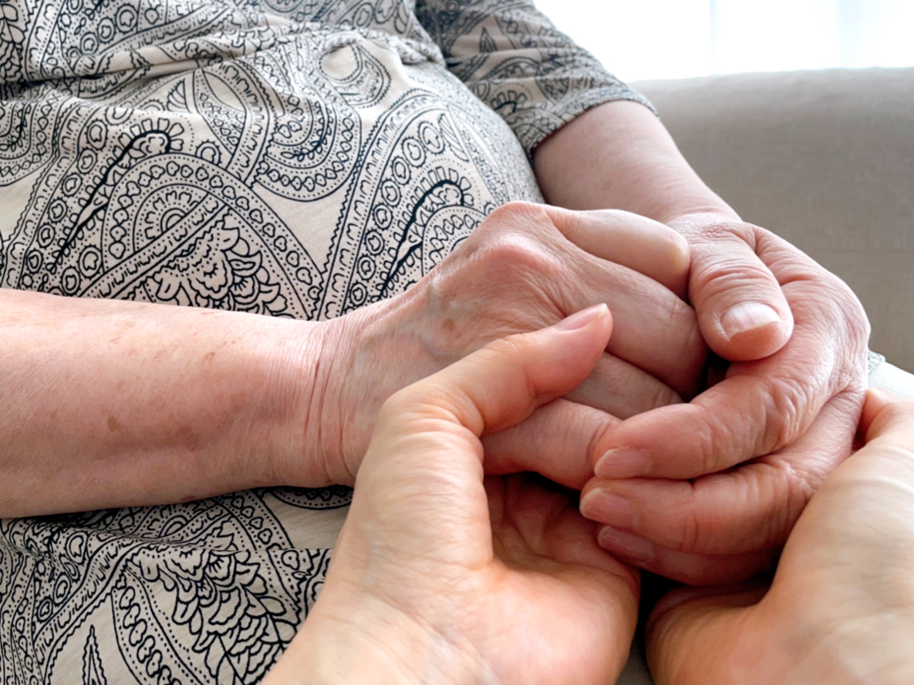 女網友母親因為有重男輕女的觀念，平常雖然都由女兒奉養，卻仍打算把所有財產留給長孫。（示意圖，photoAC）