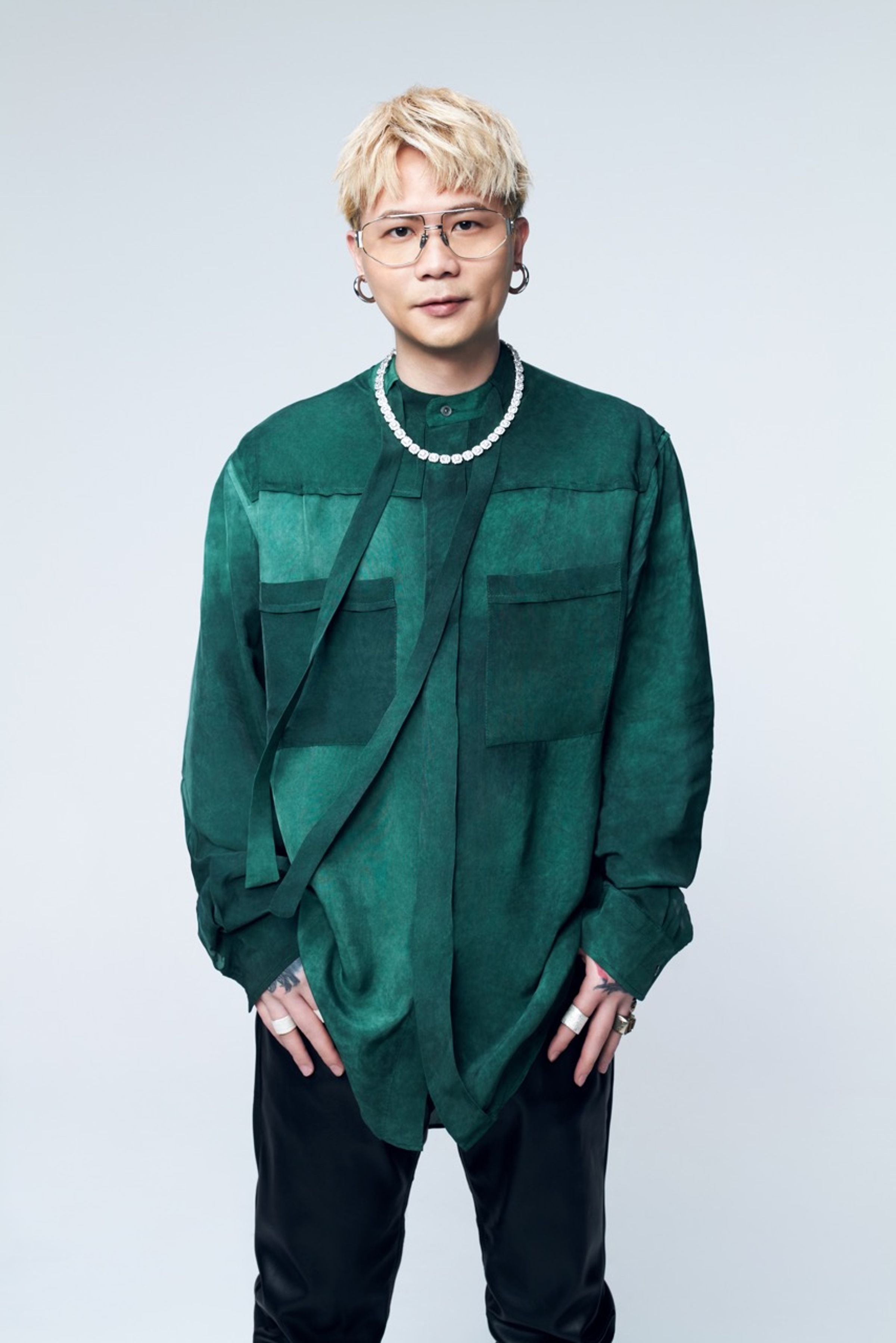 蕭秉治為電影《快一秒的他》演唱宣傳曲〈可不可以別做他的情人〉。(相信音樂提供)