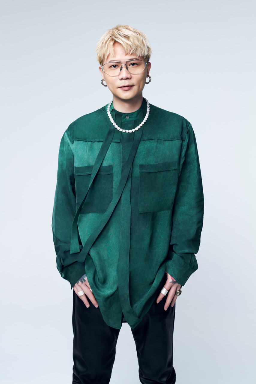 蕭秉治為電影《快一秒的他》演唱宣傳曲〈可不可以別做他的情人〉。（相信音樂提供）