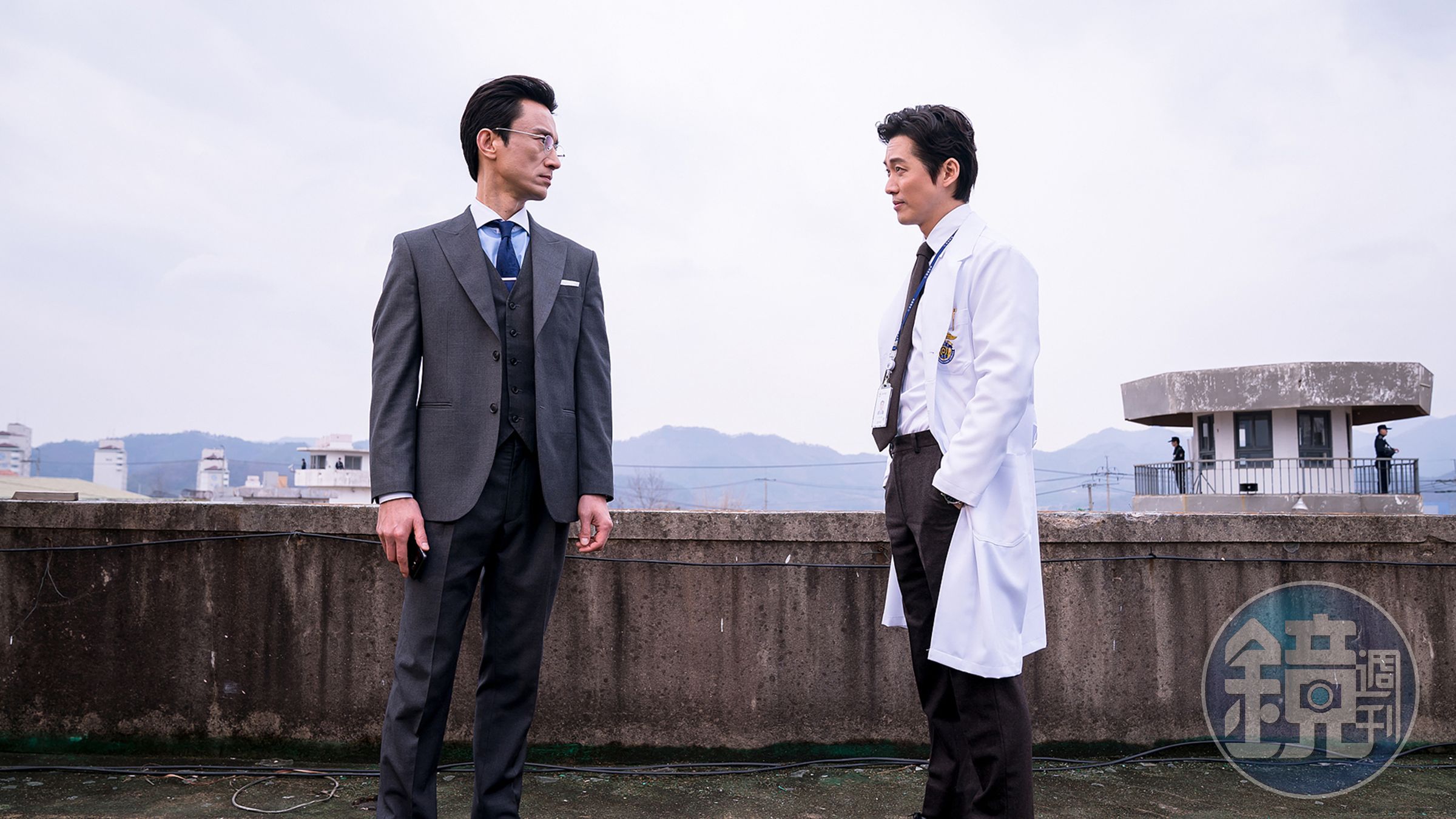 《監獄醫生》有許多觀眾眼熟的演員，金炳哲（左）即與南宮珉有許多對手戲。（龍華偶像台提供）