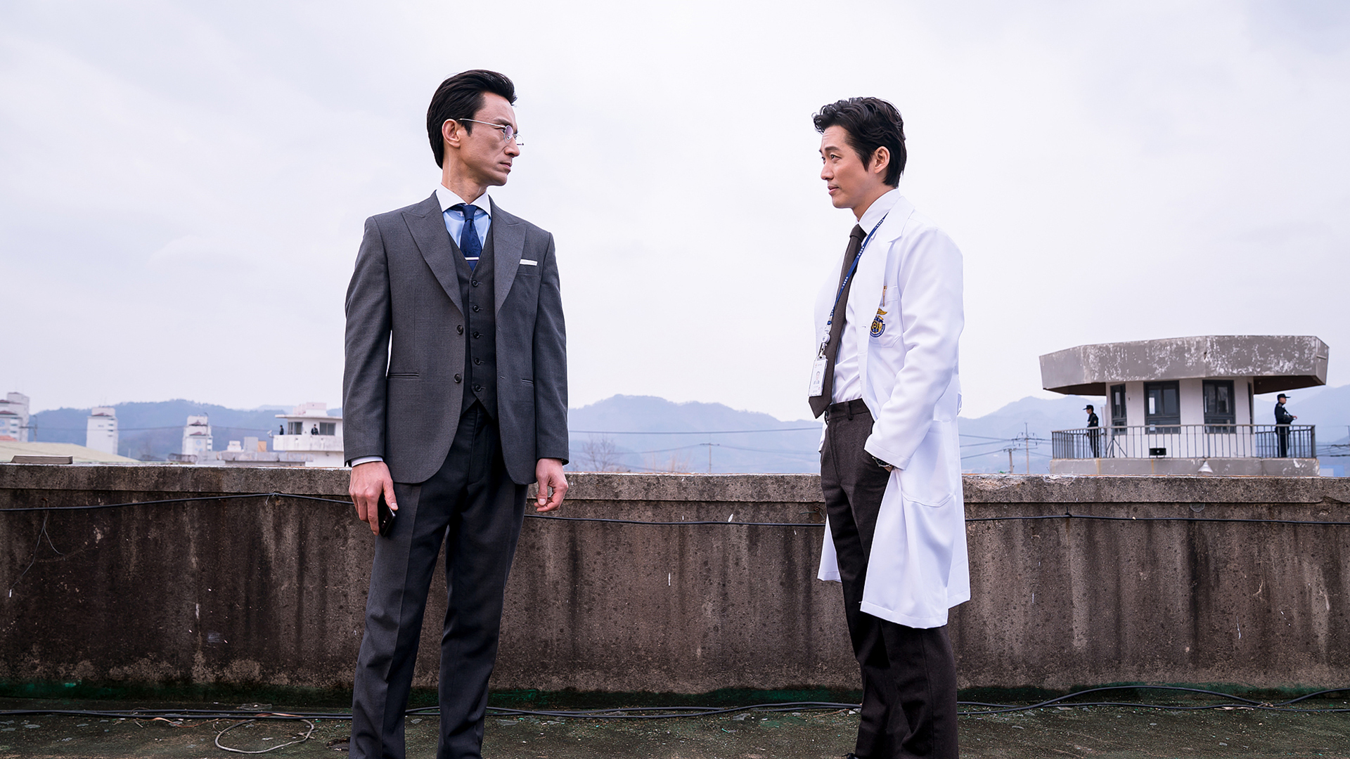 《監獄醫生》有許多觀眾眼熟的演員,金炳哲(左)即與南宮珉有許多對手戲。(龍華偶像台提供)