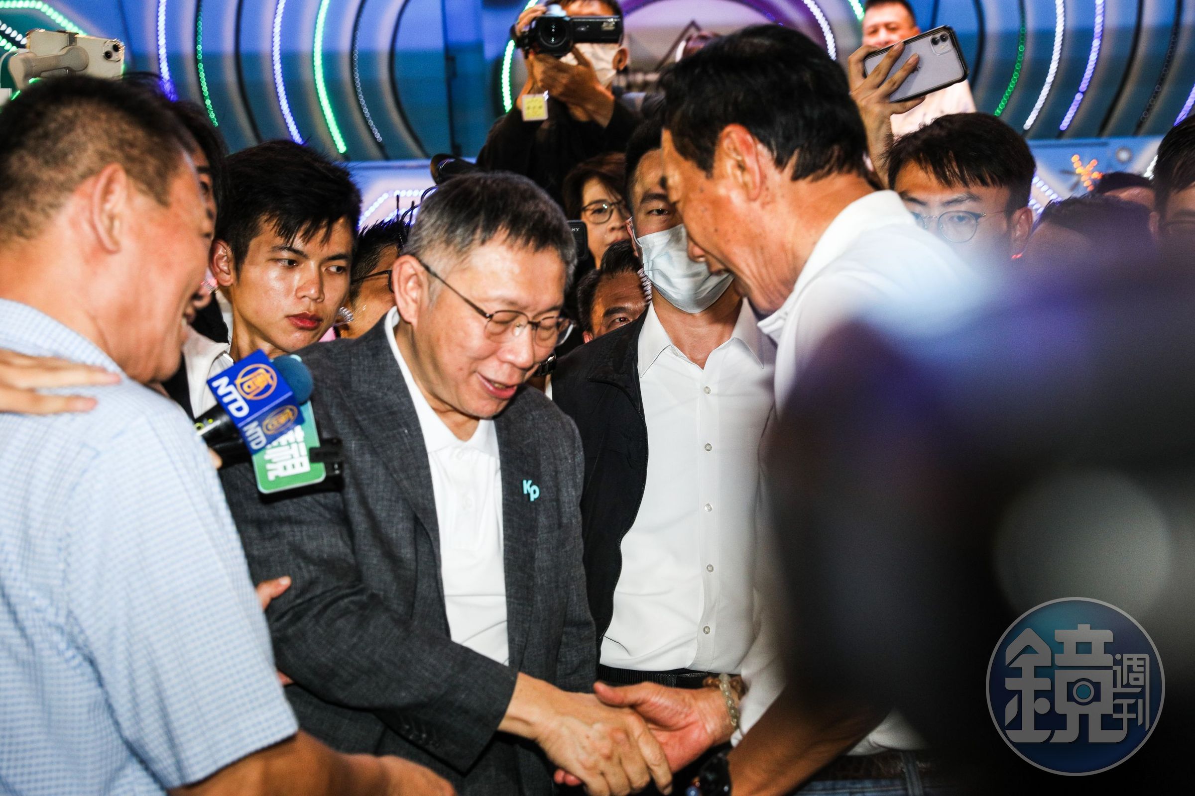 鴻海集團創辦人郭台銘今(29日)晚與民眾黨總統參選人柯文哲在台北市計程車工會普渡餐會上合體同框。