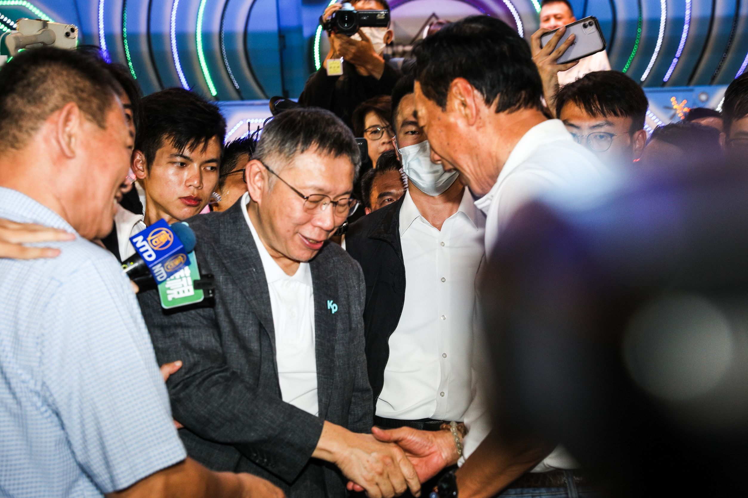 鴻海集團創辦人郭台銘今（29日）晚與民眾黨總統參選人柯文哲在台北市計程車工會普渡餐會上合體同框。