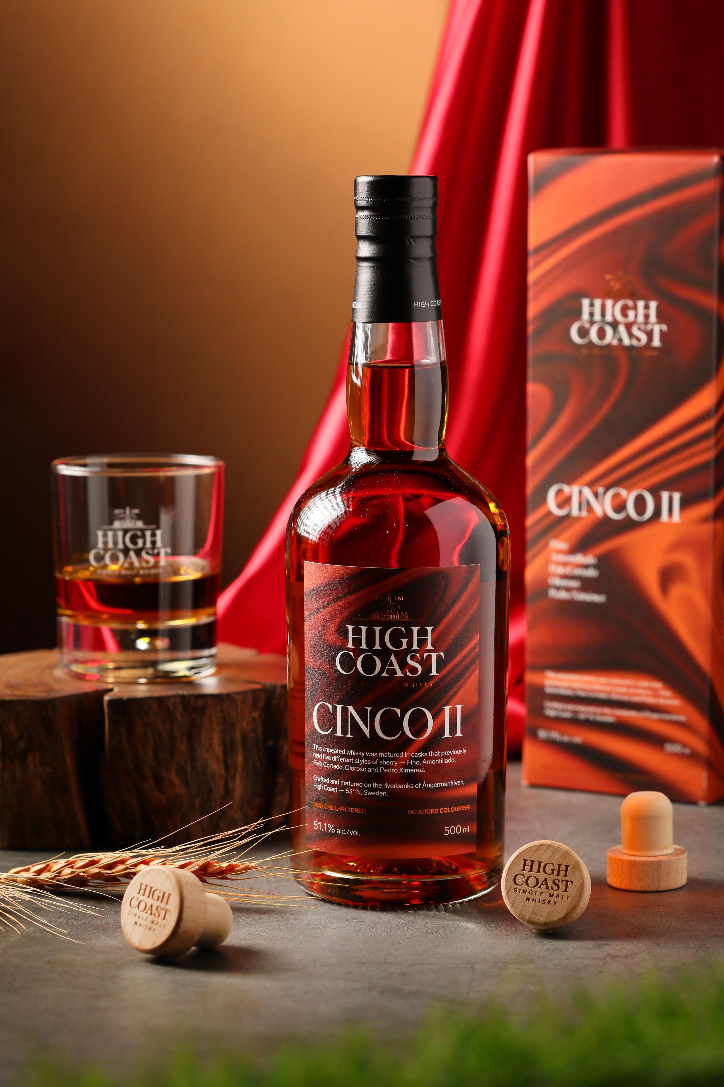 「舞雪莉。貳」(CINCO Ⅱ)集合Palo Cortado、Amontillado、Pedro Ximénez(PX)、Oloroso、Fino等5種雪莉桶的優勢。(3,480元/瓶、500ml)