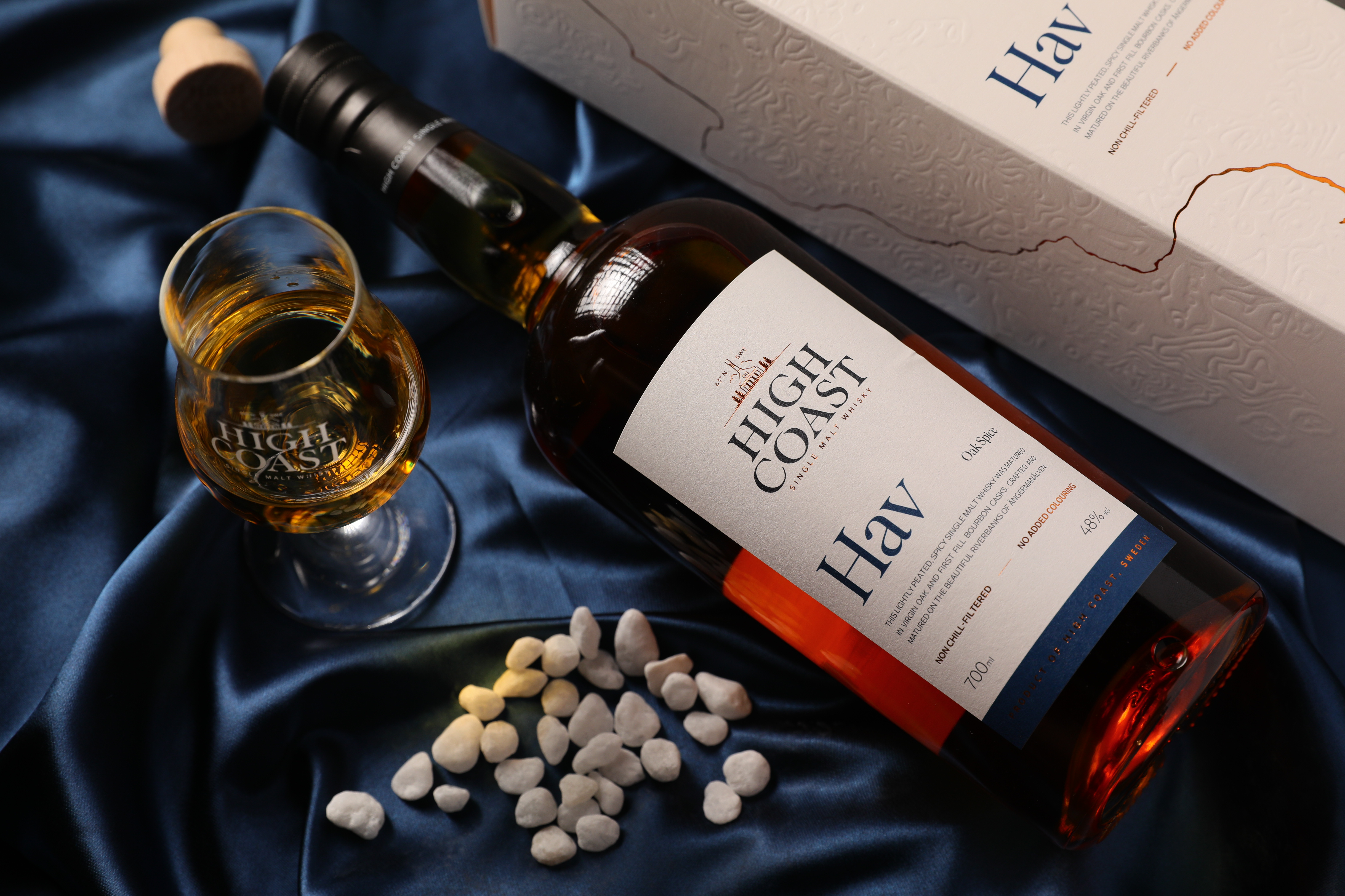 2023年推出的起源系列第二款「HAV海」,具有北歐經典的木質調性與清新的煙燻泥煤氣息,且以親民價吸引更多酒迷。(1,550元/瓶、700ml)