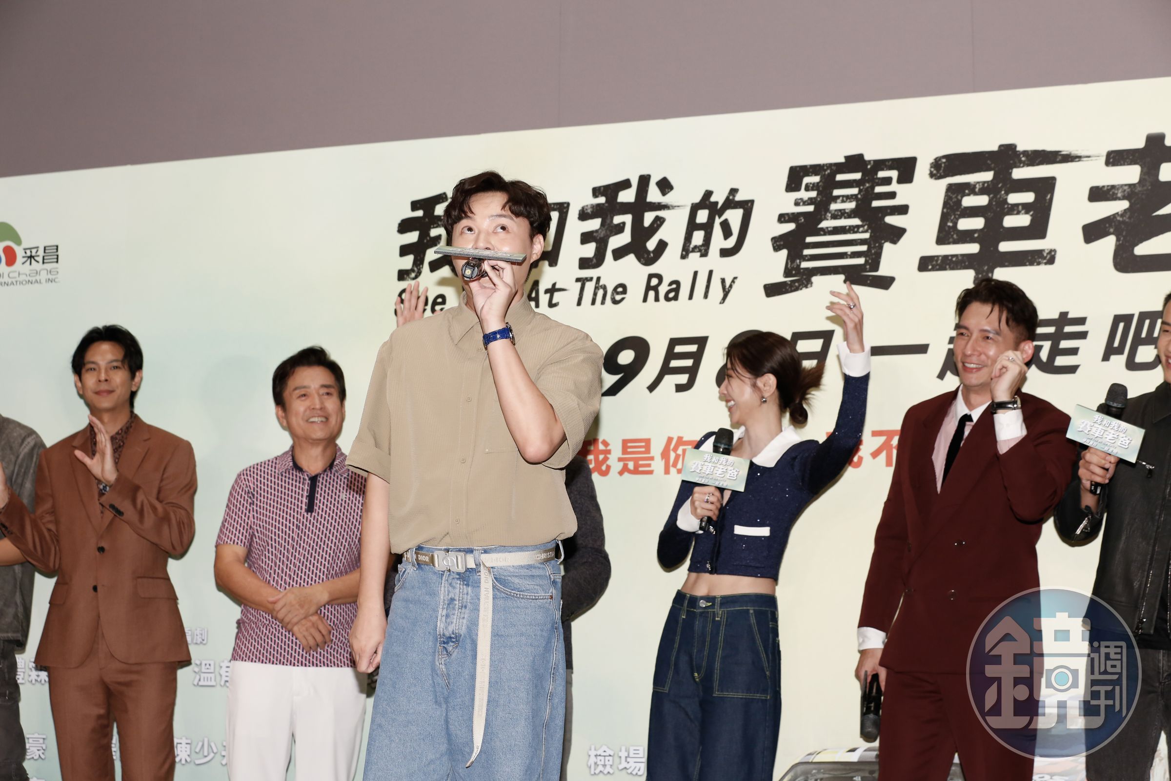 主題曲演唱人許富凱(前)臨時被cue唱歌,沒問題,唱得超級好,大家都幫忙打拍子。