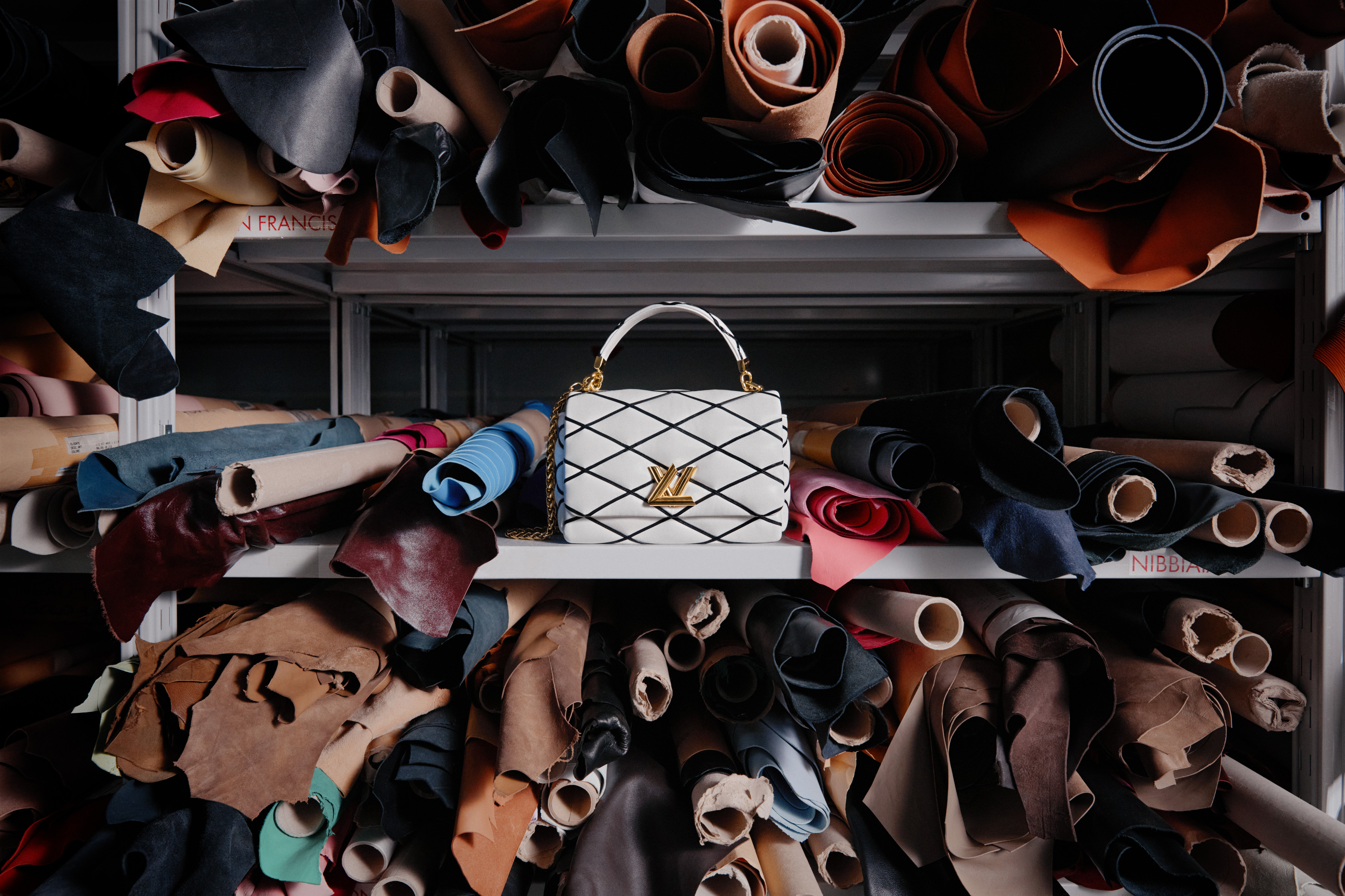 命名靈感來自「Ghesquière October 2014」的GO-14，以顯眼的菱格紋（Malletage）為高辨識度的特色。（路易威登提供）