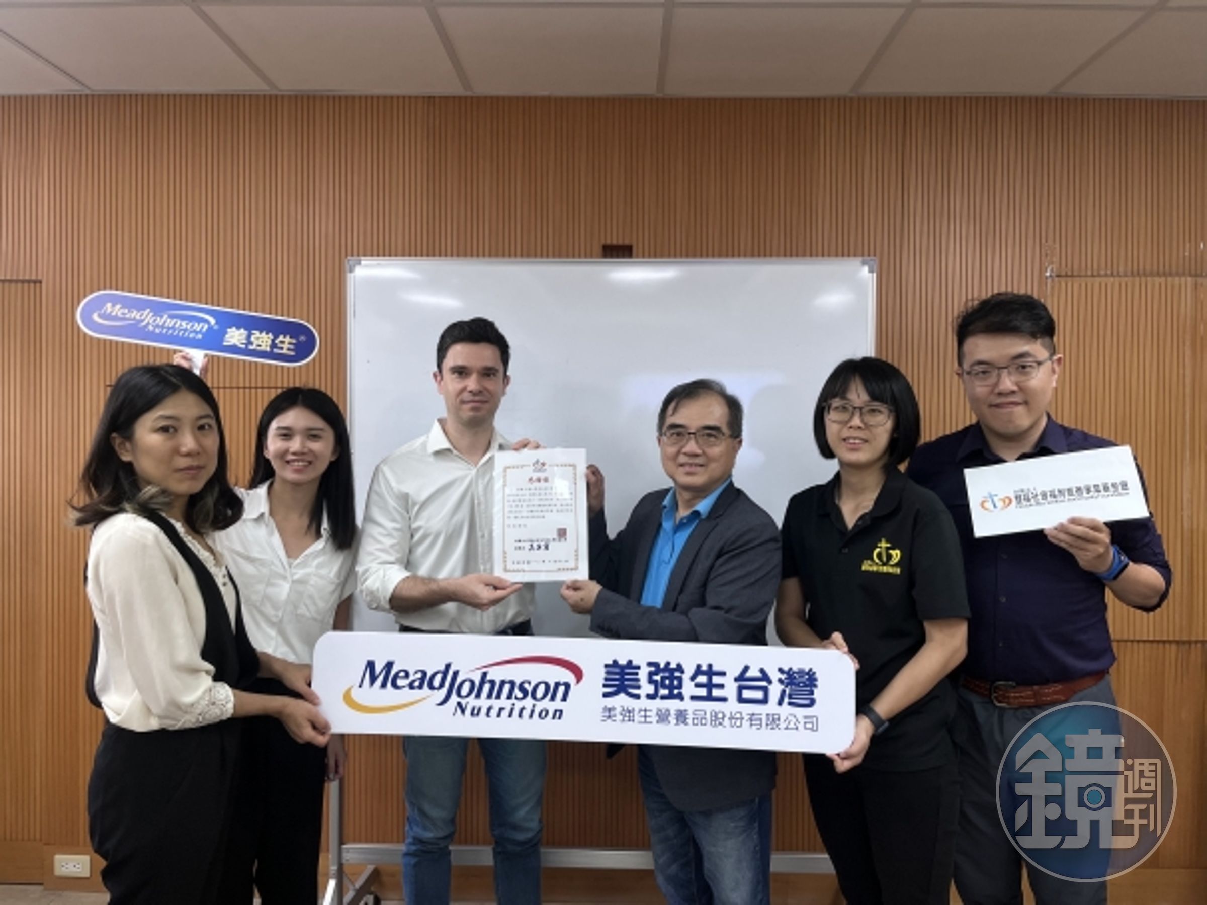 美強生與財團法人雙福社會福利慈善事業基金會攜手關懷有需要的家庭及獨居長者。(雙福社會福利慈善事業基金會提供)