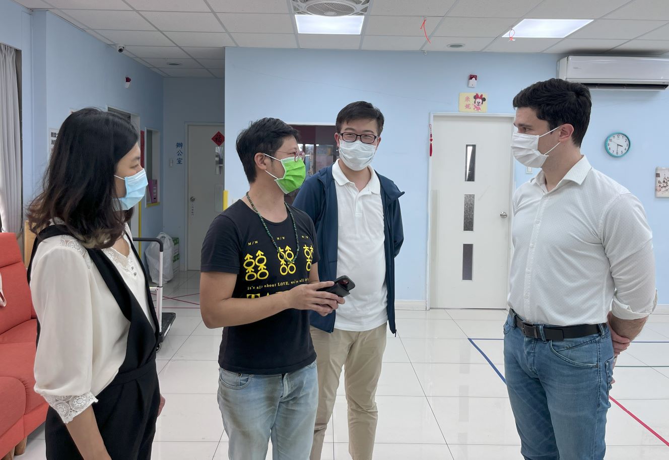 美強生探訪財團法人台灣關愛基金會及進行交流,關注社會角落中需要幫助的對象。(財團法人台灣關愛基金會提供)