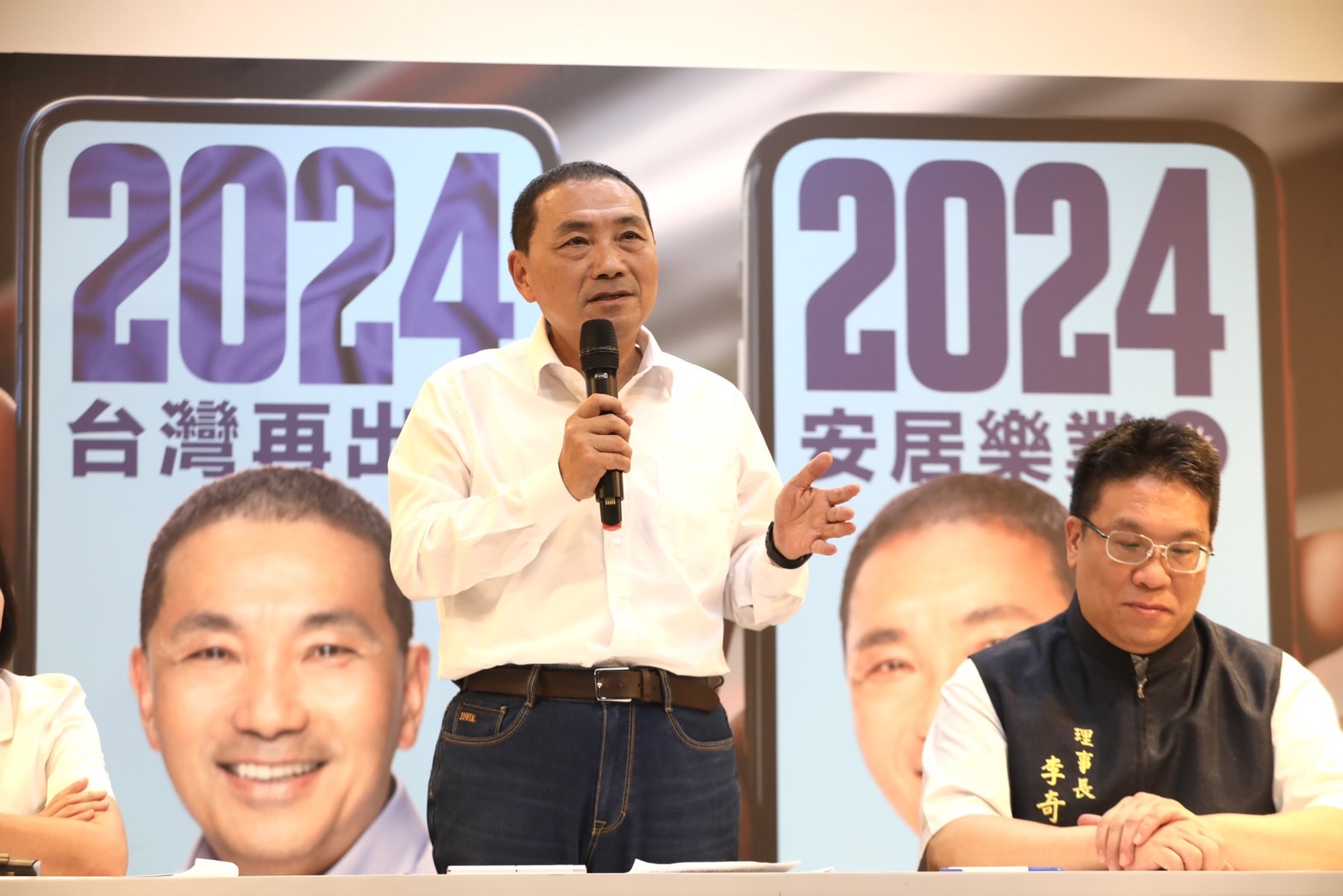 《商業周刊》以圖文方式整理各黨總統參選人「科技產業政策」，疑似在內文中嘲諷侯友宜（左），被侯競辦要求道歉。（本刊資料照）