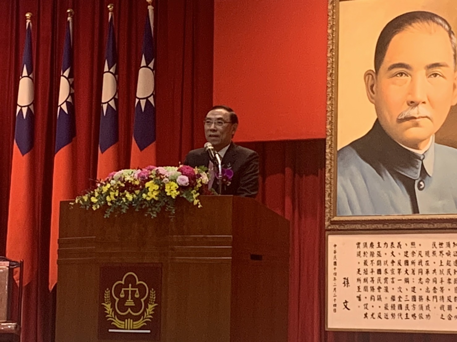 行政執行署今舉辦高階主管及各分署分署長聯合交接暨宣誓典禮，由部長蔡清祥監交，儀式隆重。（行政執行署提供）