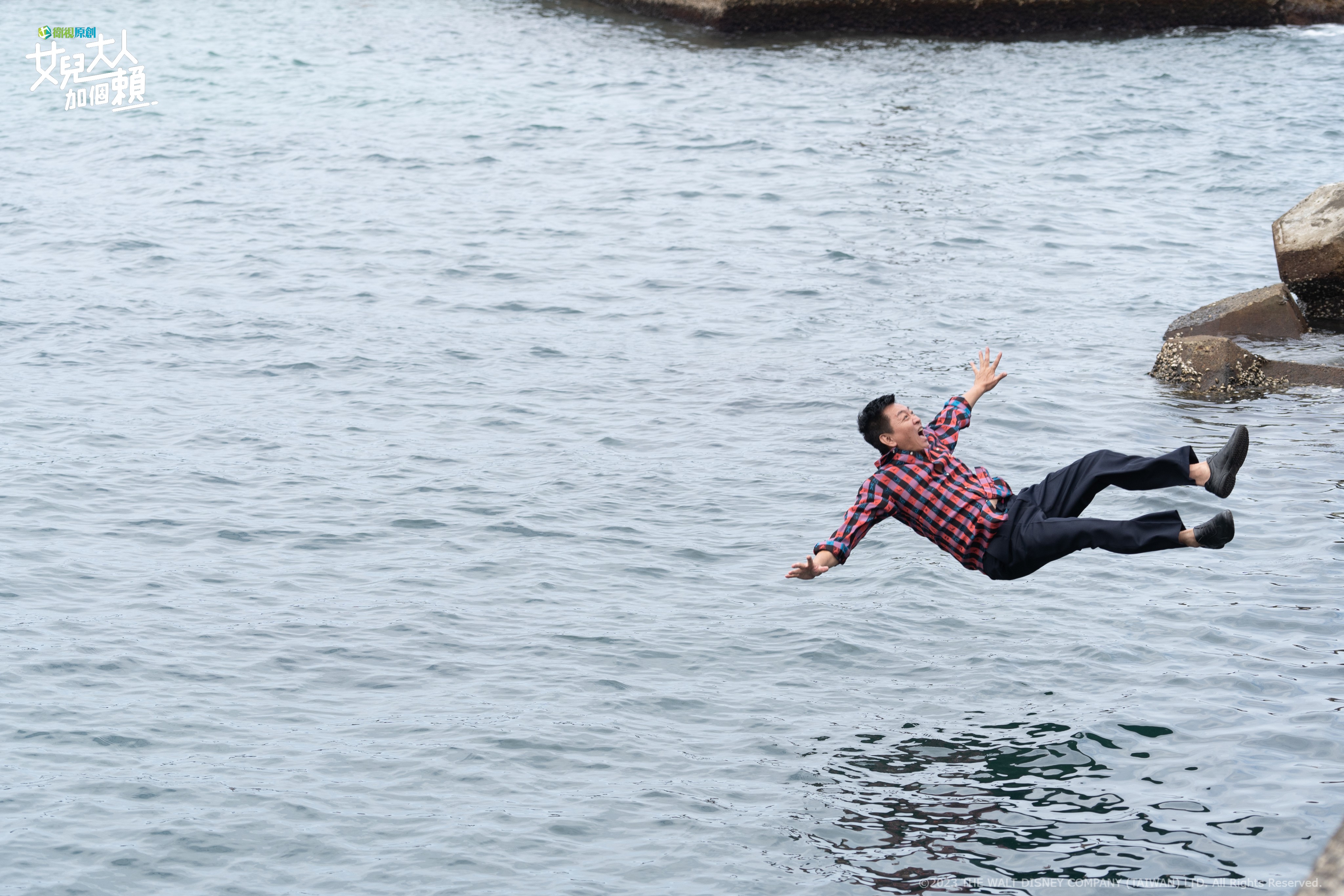 衛視原創《女兒大人加個賴》庹宗華超敬業第一天進組就拍「落海戲」。（衛視原創提供）