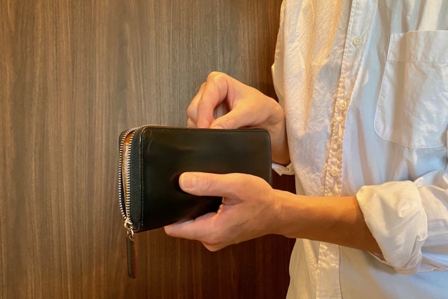 一名女子將皮夾遺失在電話亭KTV內,沒想到被拾獲皮夾男子暗槓現金。(示意圖,photoAC)